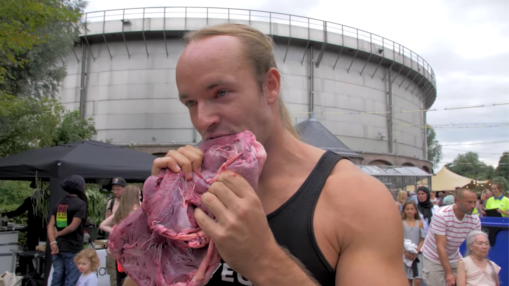 Egy vegánellenes aktivista elment egy vegán fesztiválra, hogy ott megegyen egy bazinagy darab nyers, véres húst