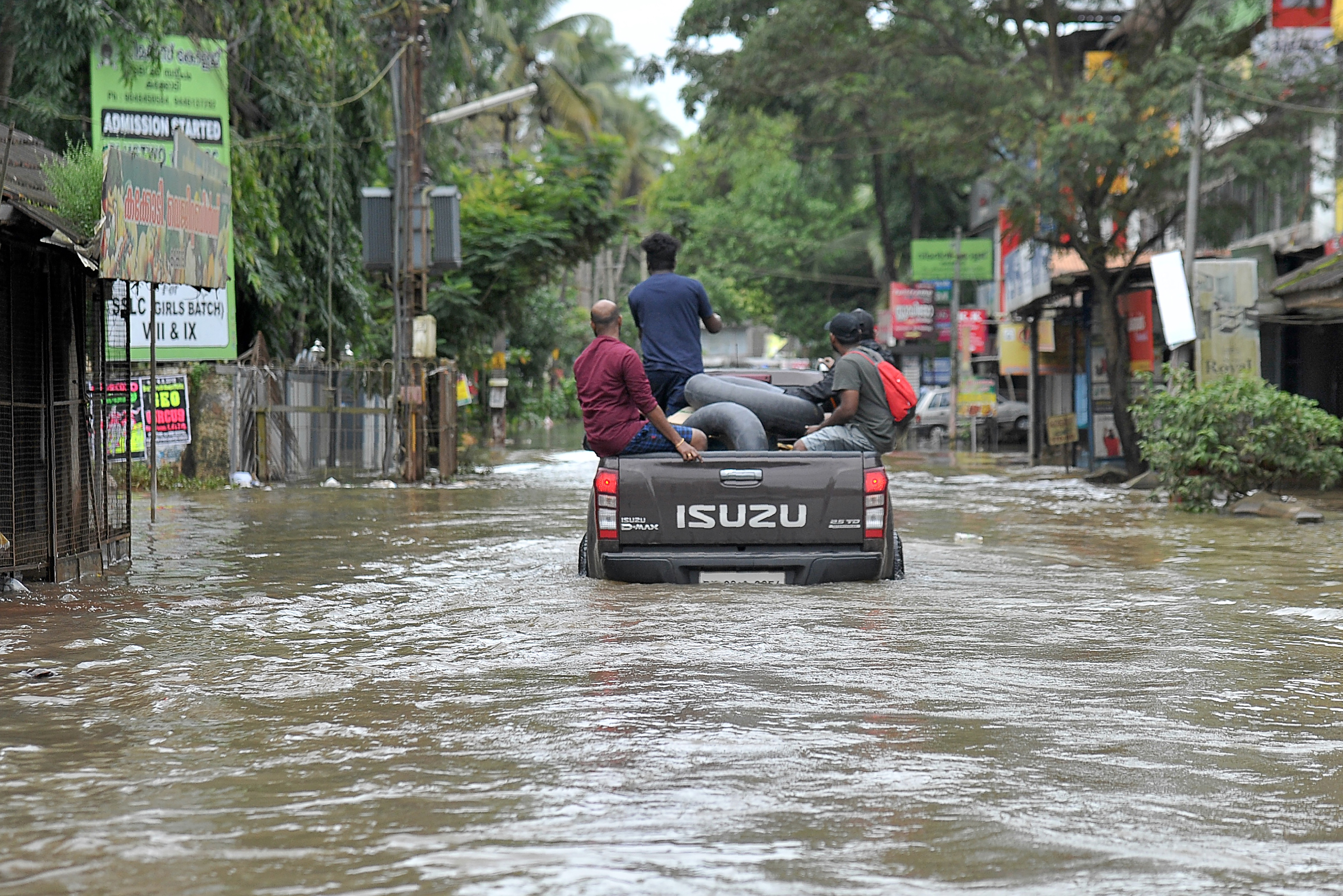 320-nál is több halottja van az elmúlt száz év legsúlyosabb indiai áradásának, és még nem látszik a vége