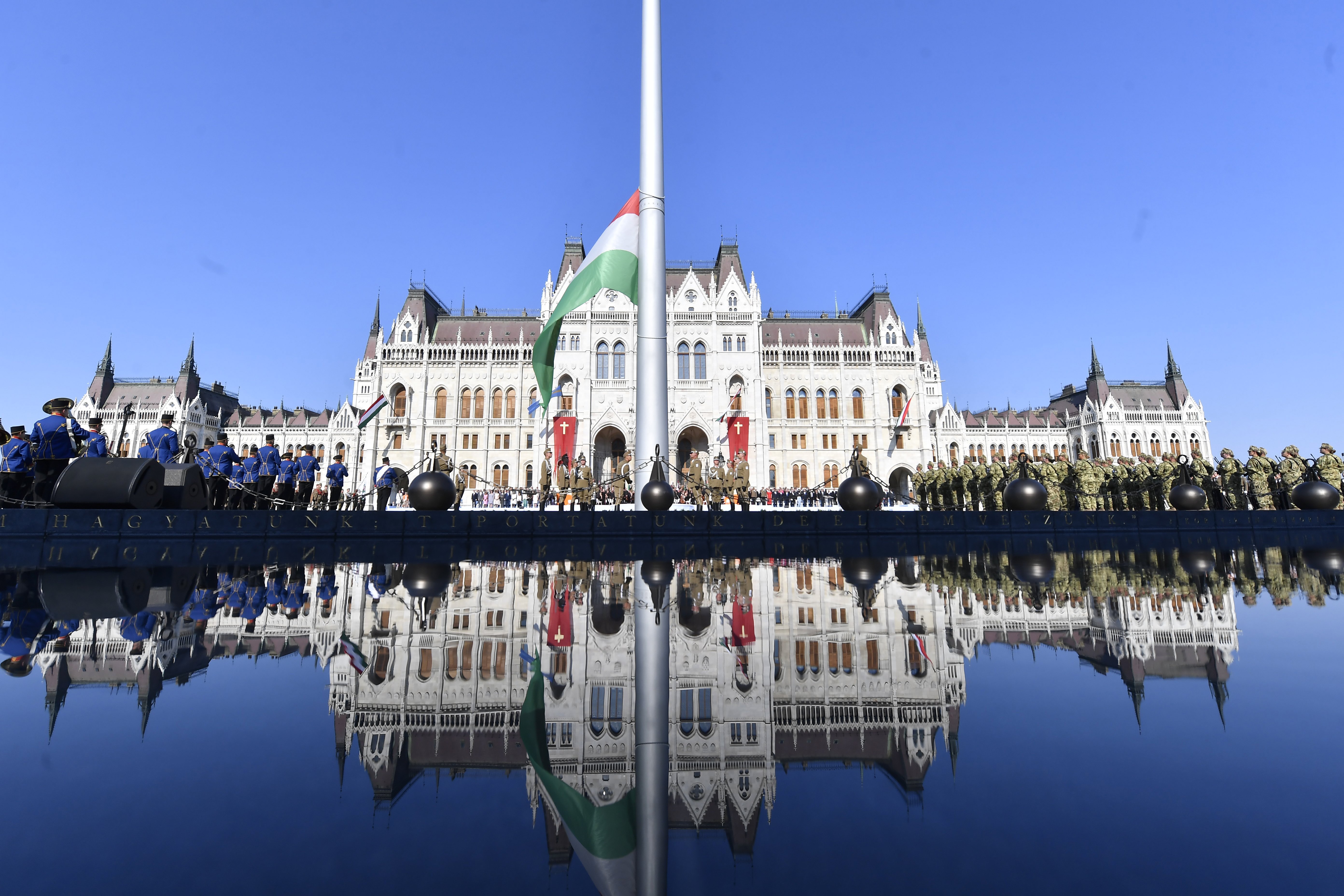 Ünnepélyes zászlófelvonás 2018. augusztus 20-án reggel a Kossuth téren.