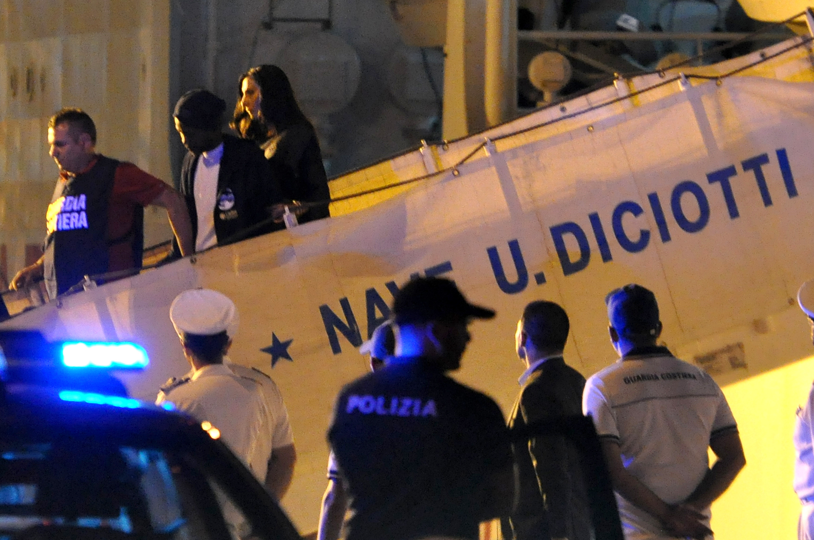 Az olasz belügyminiszter nem engedi, hogy partra szálljanak a migránsok, akiket a parti őrség mentett ki egy túlzsúfolt hajóról