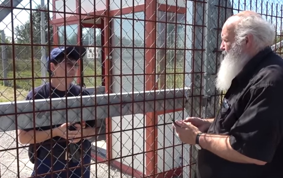 „Kálváriát jártunk” - videó arról, hogy Iványi Gábor ételt visz Röszkére, de csak falakba ütközik
