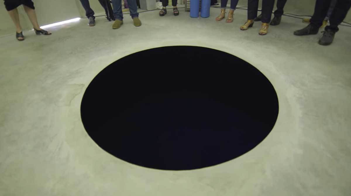 Kórházba kellett szállítani egy olasz férfit, aki belezuhant a végtelen fekete lyukat szimbolizáló installációba
