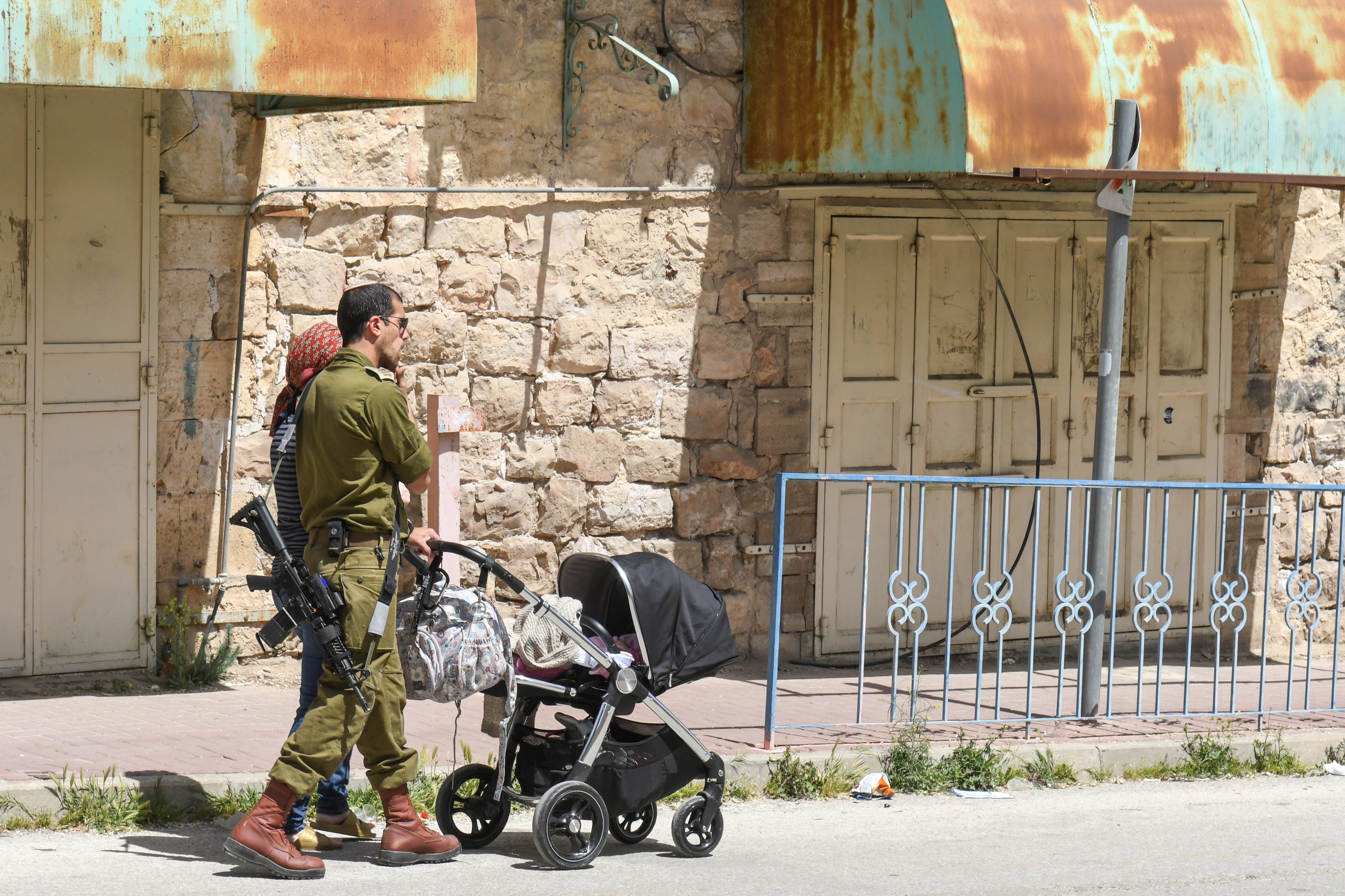 Százezrek juthatnak fegyverviselési engedélyhez Izraelben