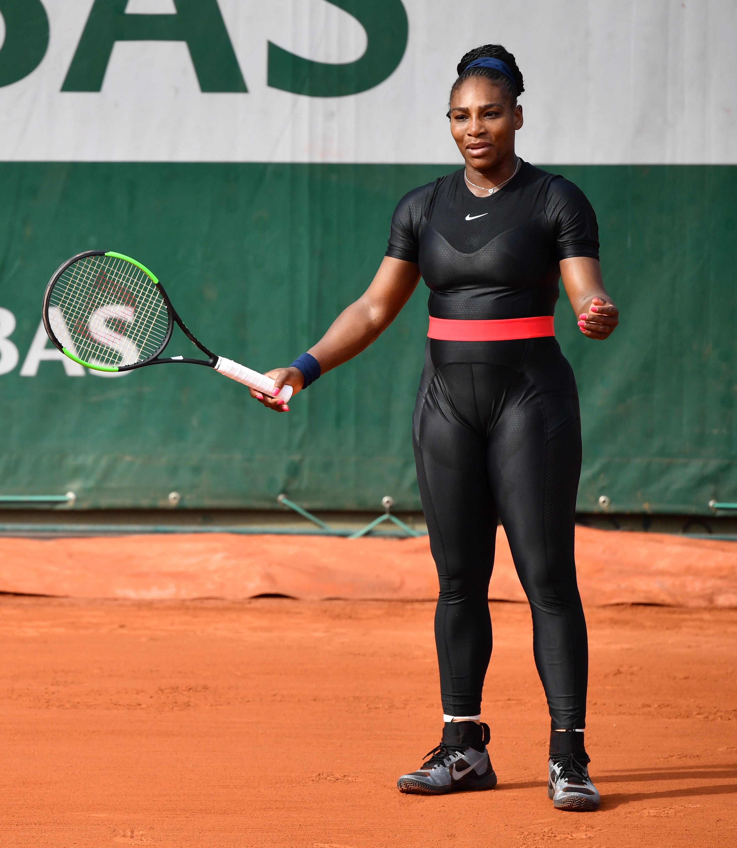 Serena Williams-et eltiltották a fekete cicaruha viseletétől a jövő évi French Openen