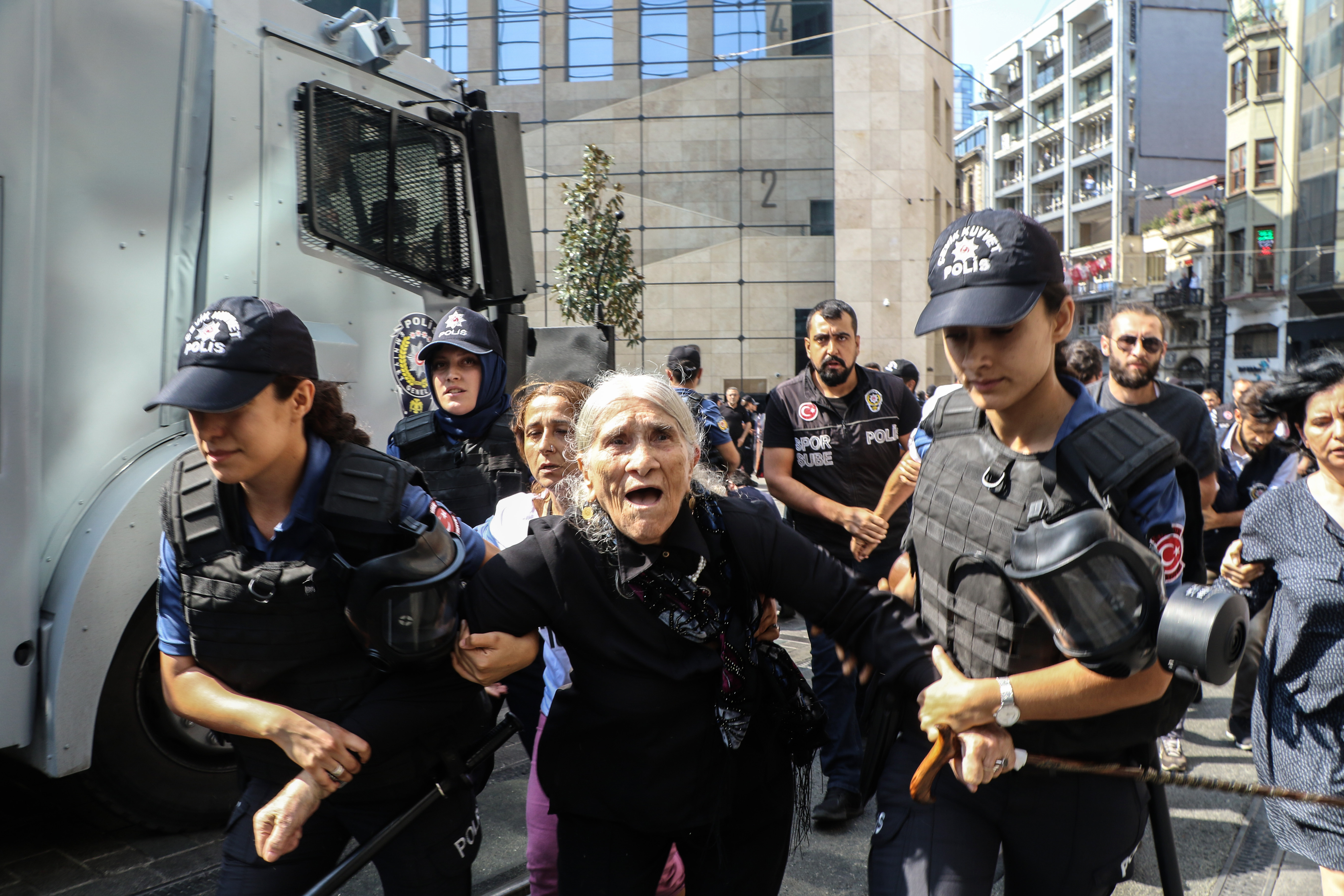 Szétkergették a török anyák tüntetését Isztambulban