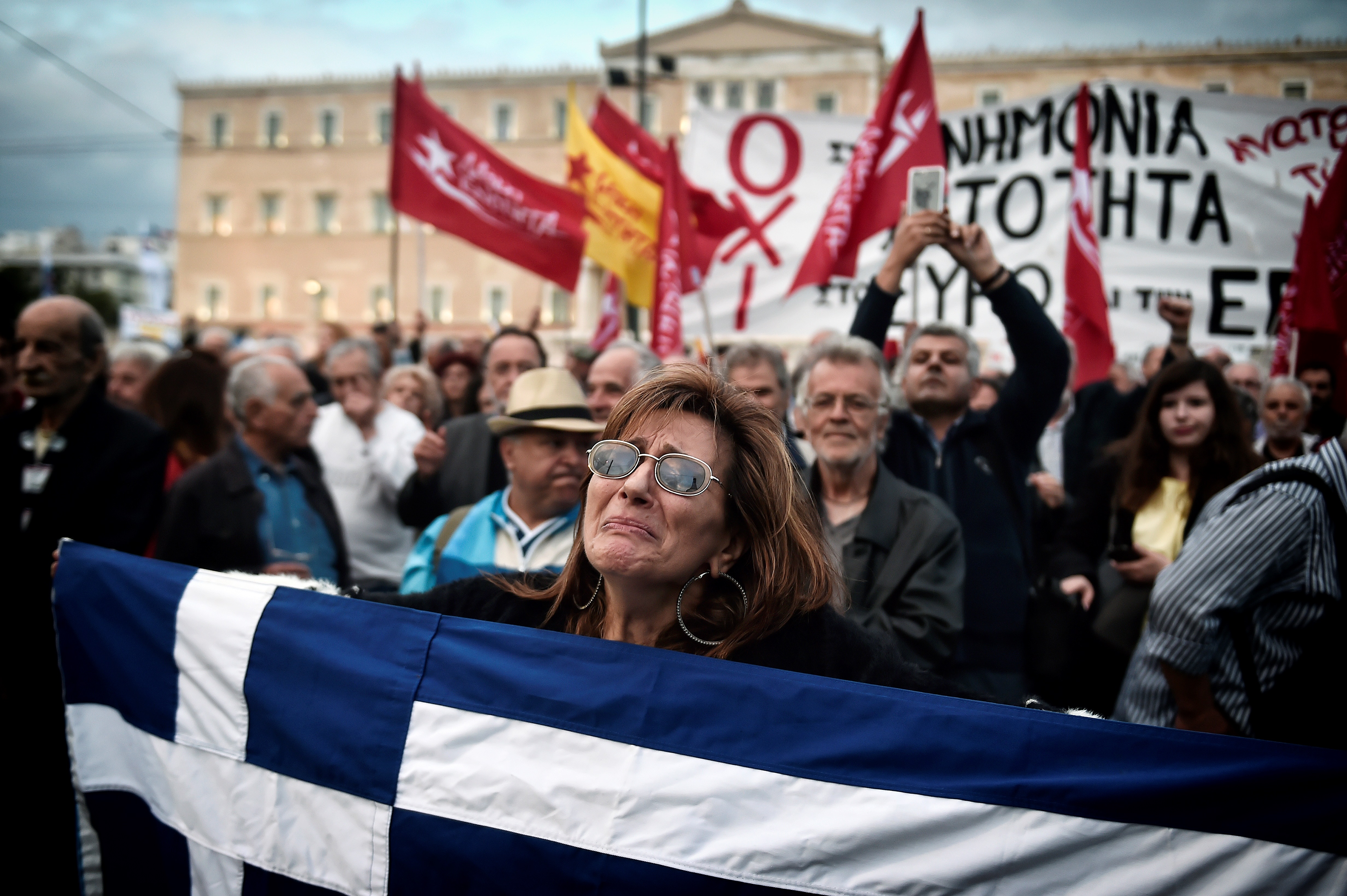 Az újabb és újabb megszorítások ellen tüntető görögök az athéni parlament előtt.