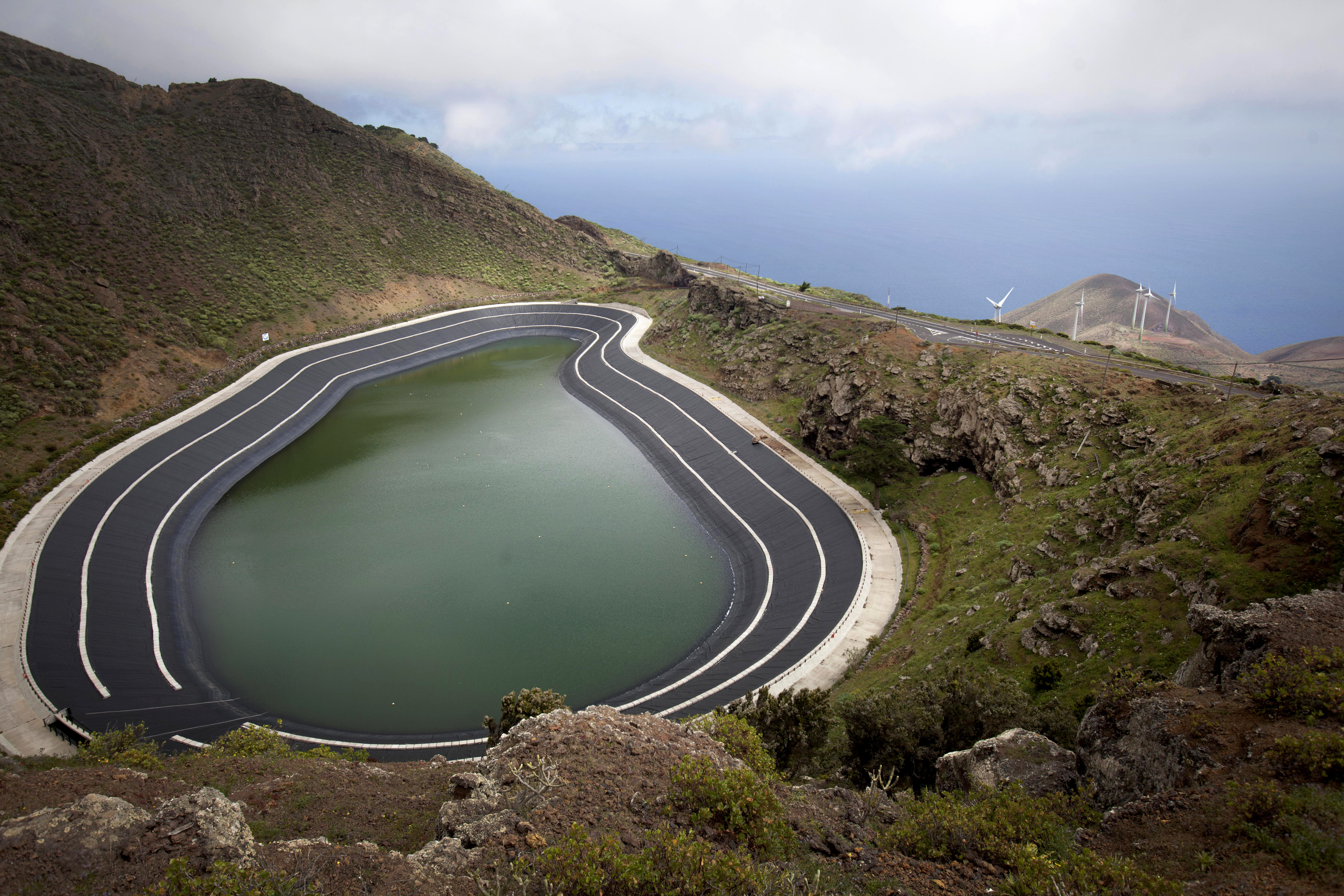 A Kanári-szigetek egyikén, El Hierróban egy szélfarm és a hozzá tartozó szivattyús-energiatározós vízerőmű szolgáltatja az áramot a 11 ezer lakosnak