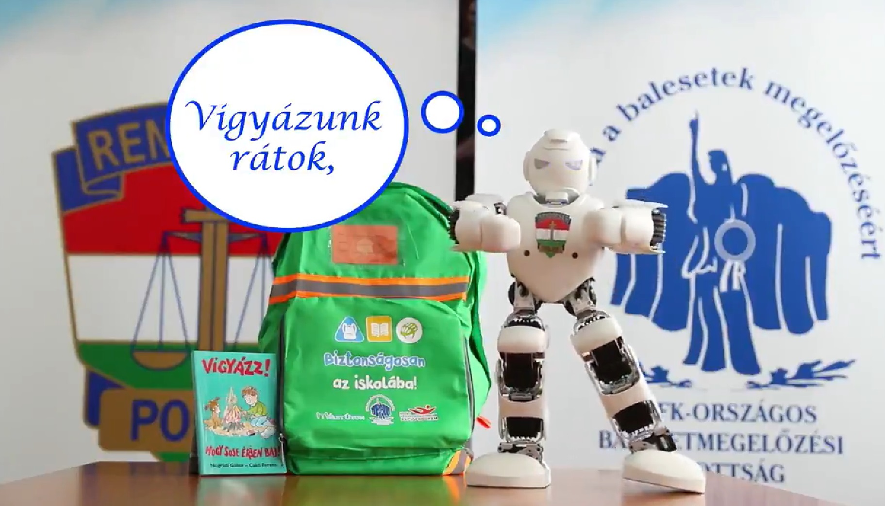 Technóra verető robotzsaruval köszönti az iskolakezdő gyerekeket a rendőrség