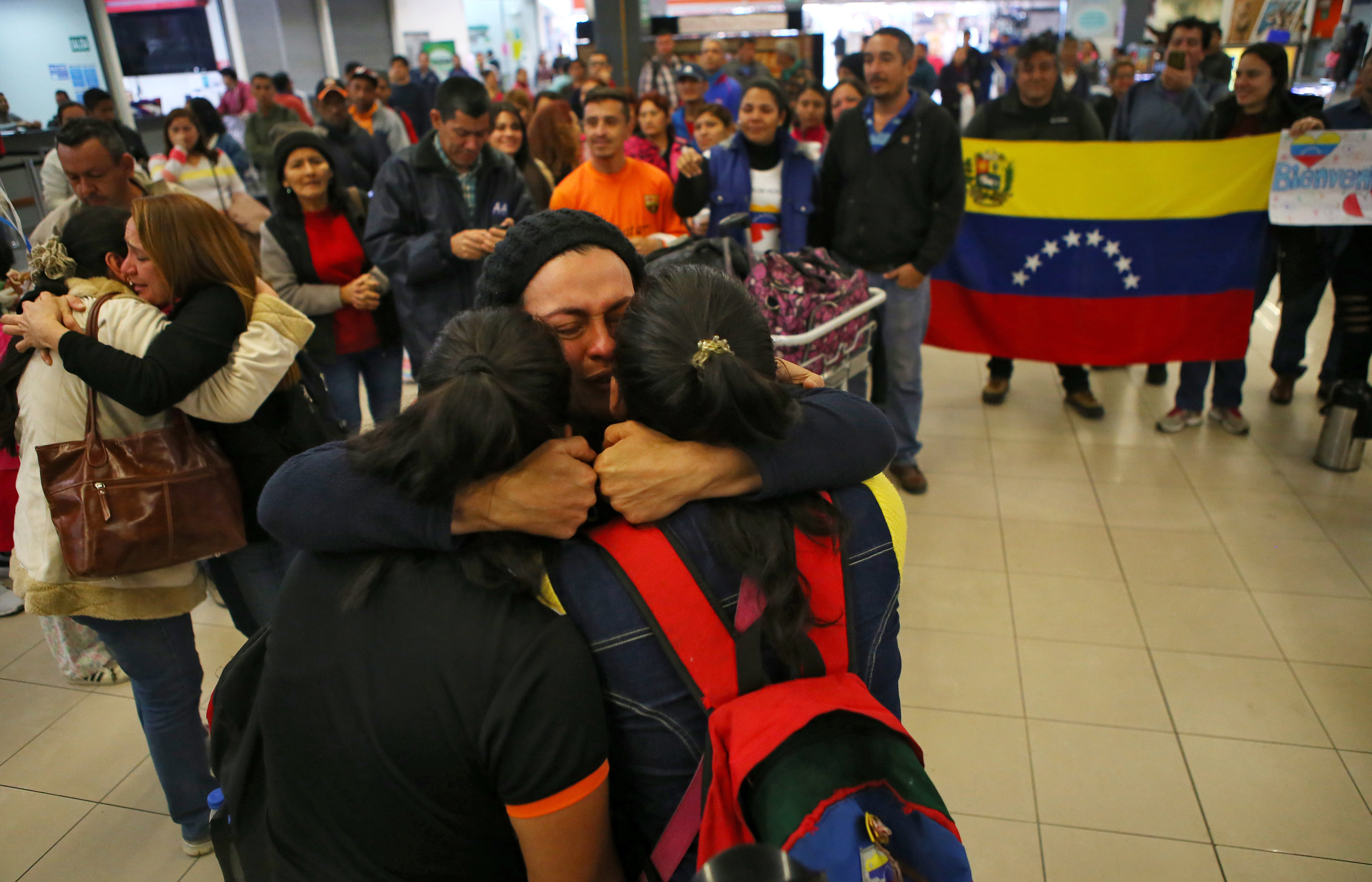 Miközben milliók menekülnek el Venezuelából, a kormány repülővel hazaszállított 97 embert