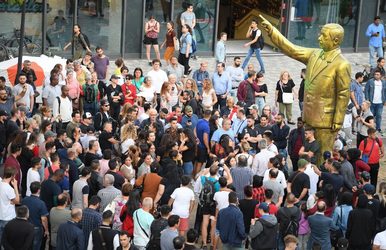 El kellett vinni a wiesbadeni Erdogan szobrot, mert nem bírták idegekkel a helyiek a performanszt