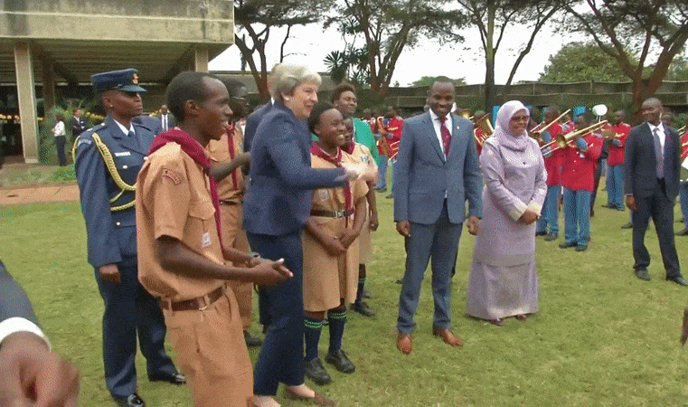 Theresa May-t nem érdeklik a fanyalgók, újabb félelmetes táncmozdulatokat villantott Afrikában