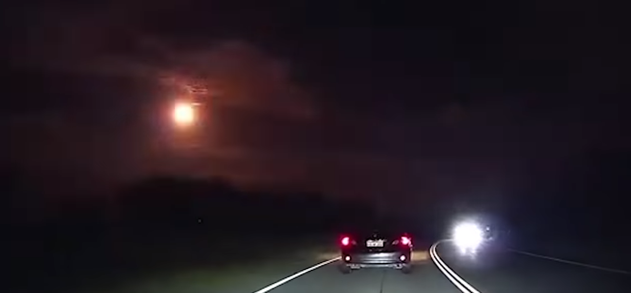 Fellobbantotta az eget egy meteor Ausztrália felett