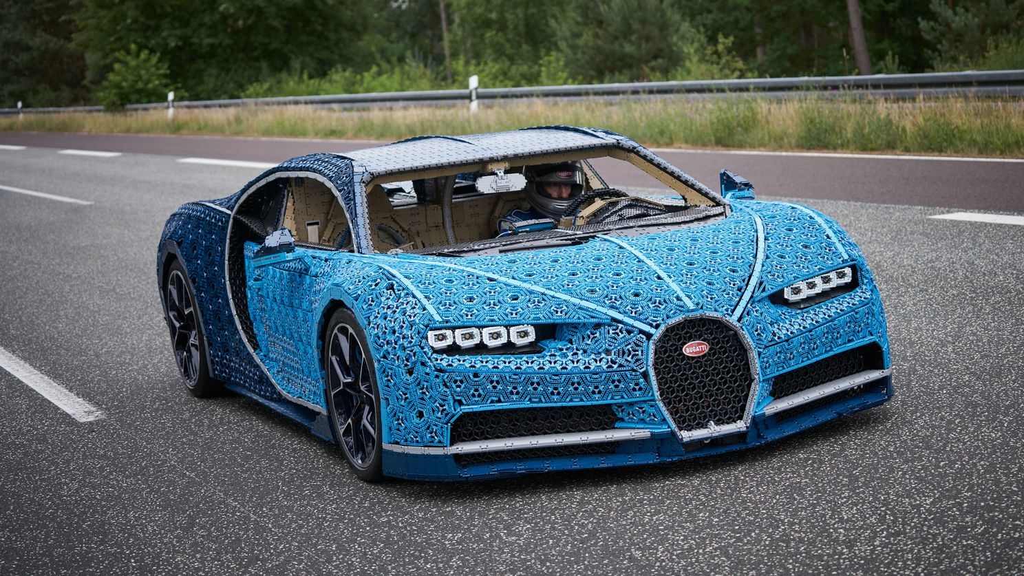 Húsz kilométer per órával száguld a Legóból épült Bugatti