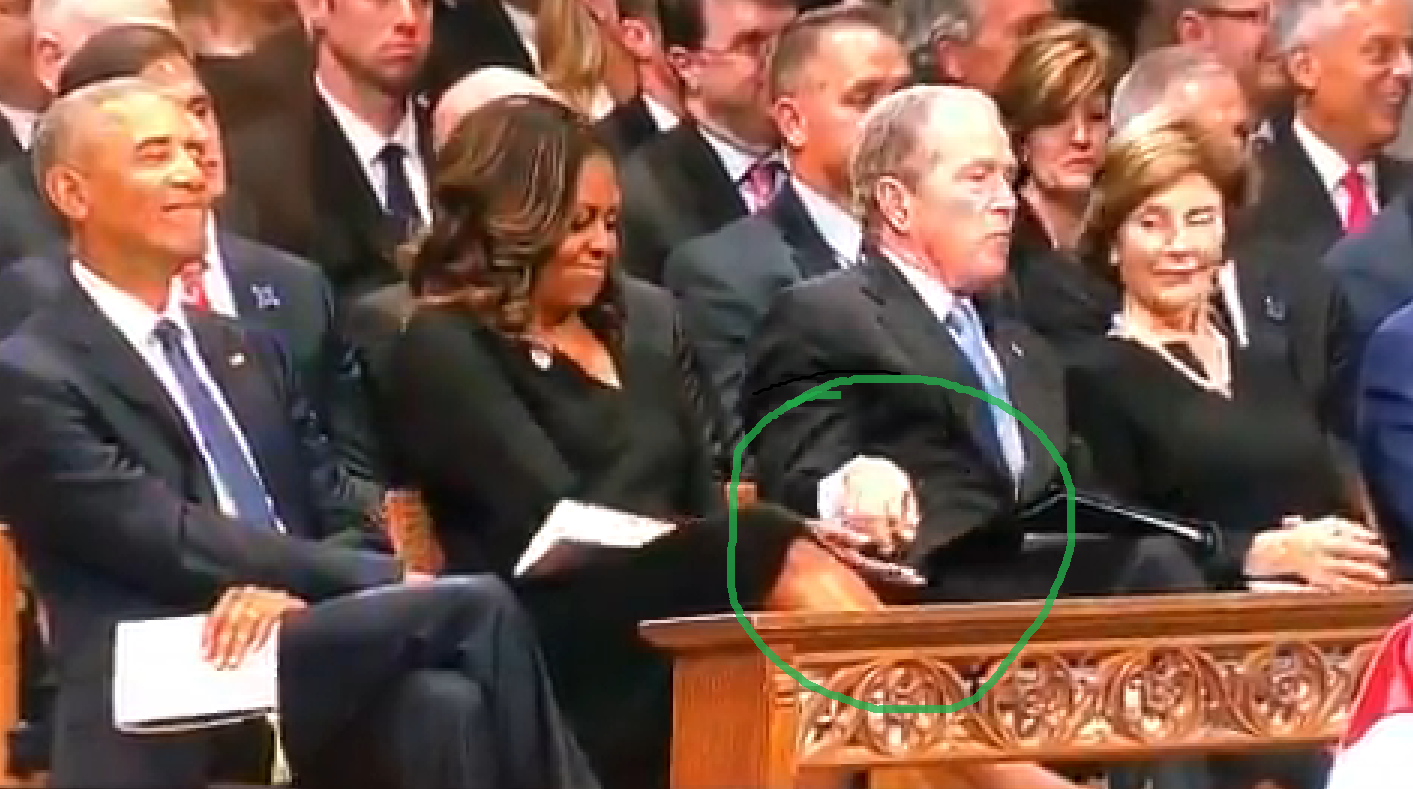 Bush egykori elnök egy cukorkával enyhítette Michele Obama gyászát