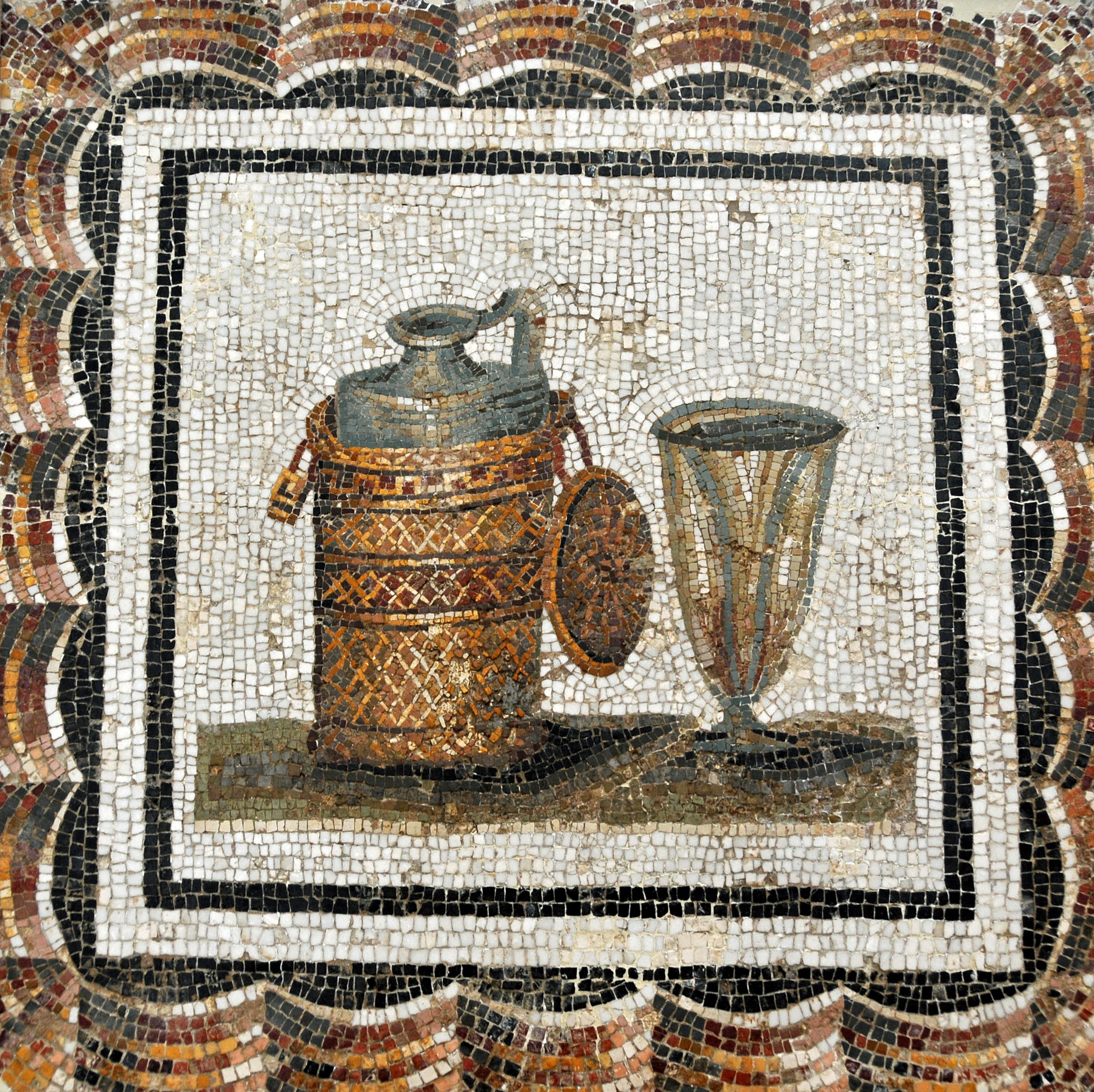Boros vagy ecetes flaska és a fogyasztásához rendelt pohár egy ókori római mozaikon