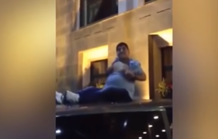 Maradona megint elég erős műsort nyomott, ezúttal egy autó tetejéről