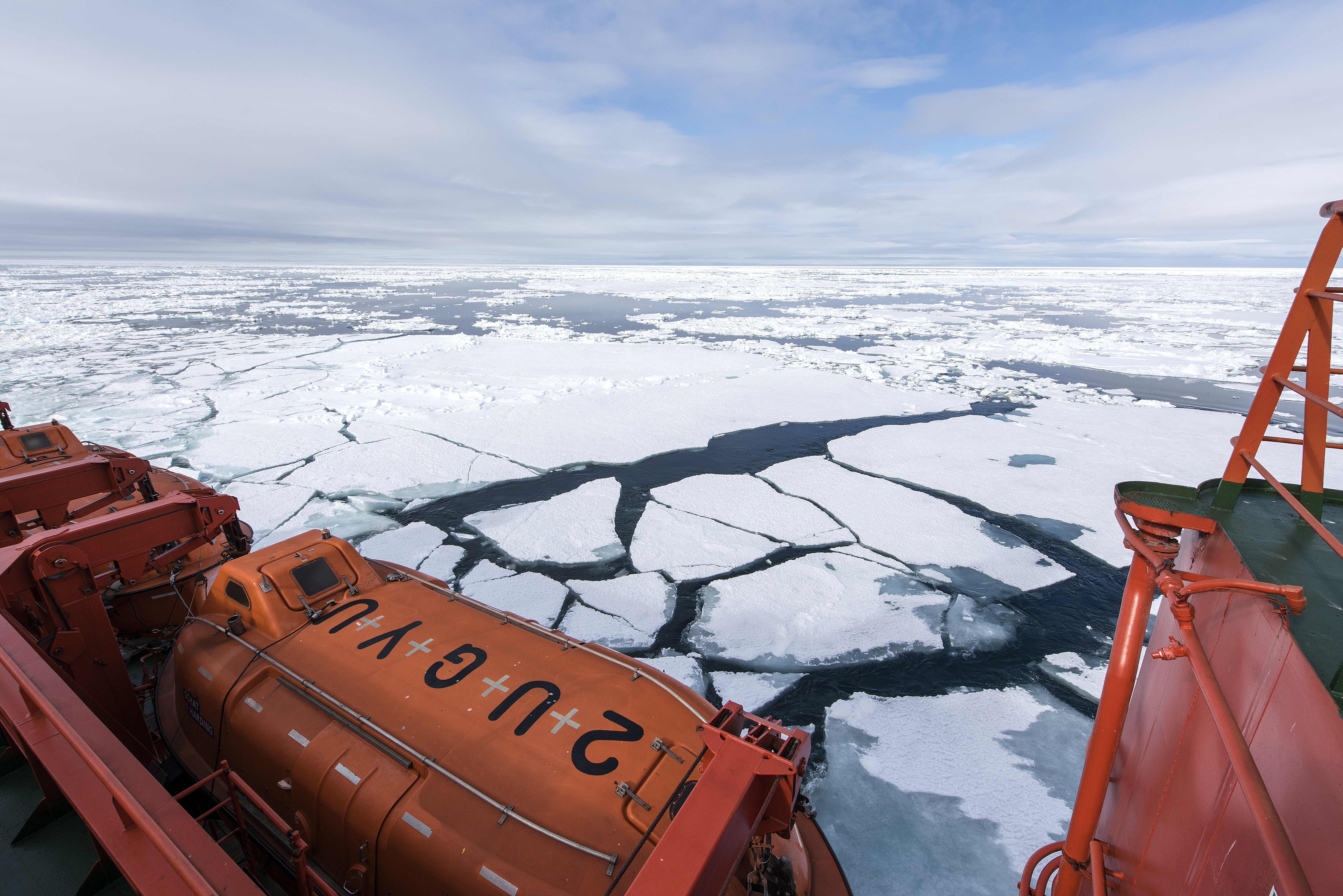Az északi-sarki jégtakaró olvadásának az olajtársaságok lehetnek a haszonélvezői