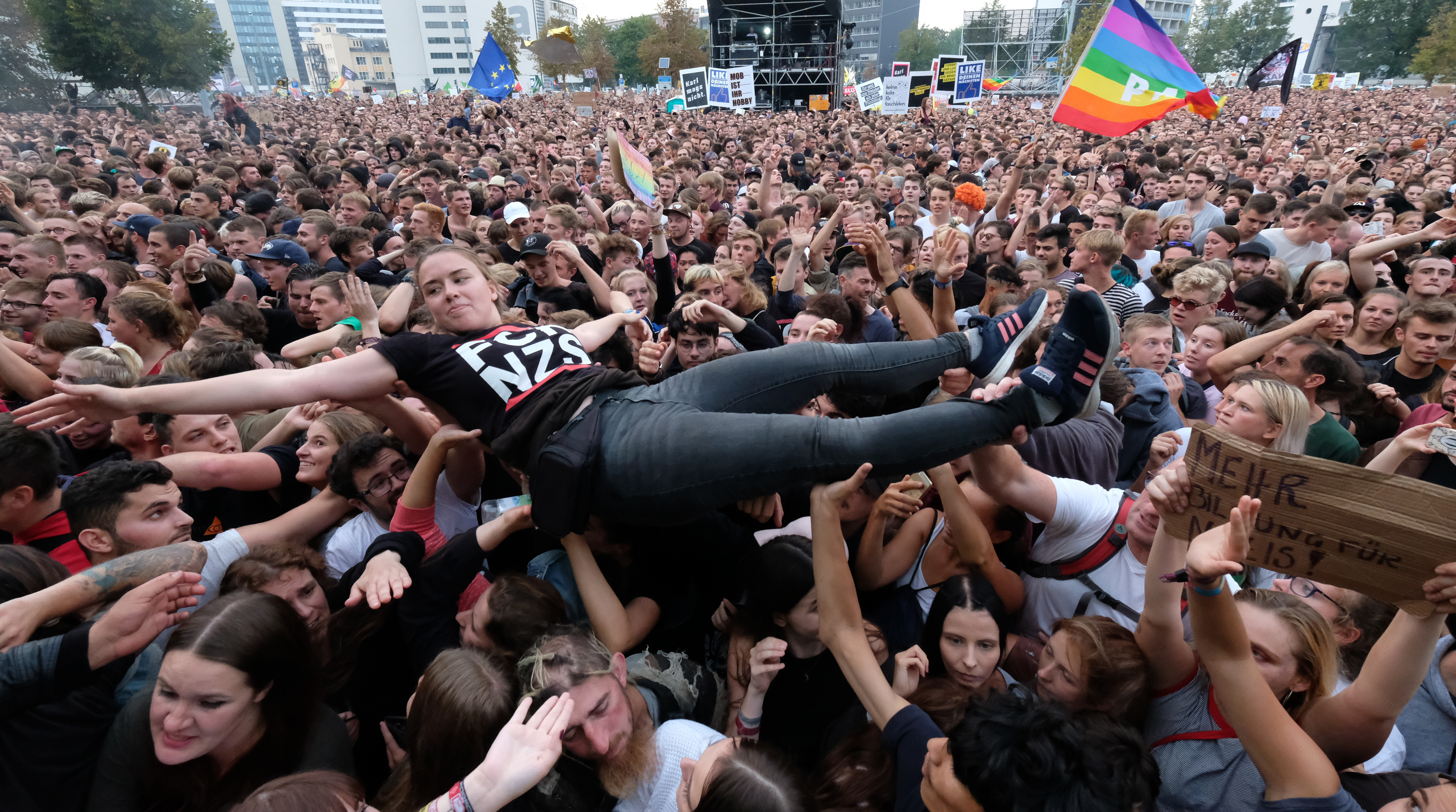 Rasszizmus ellenes koncertet rendeztek Chemnitzben, ötvenezres tömeg hallgatta