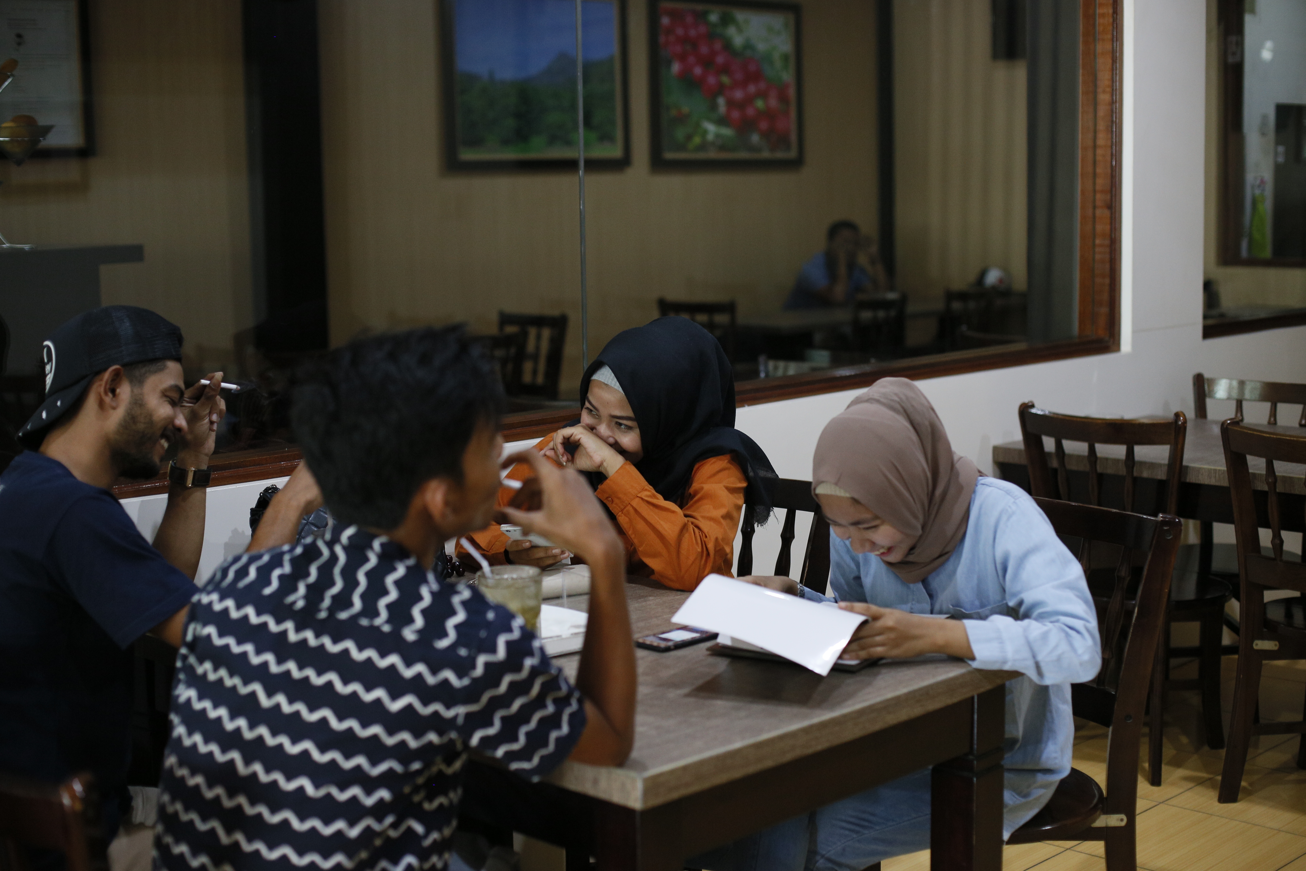 Egy indonéz tartományban megtiltották, hogy nők és férfiak csak úgy együtt egyenek az éttermekben