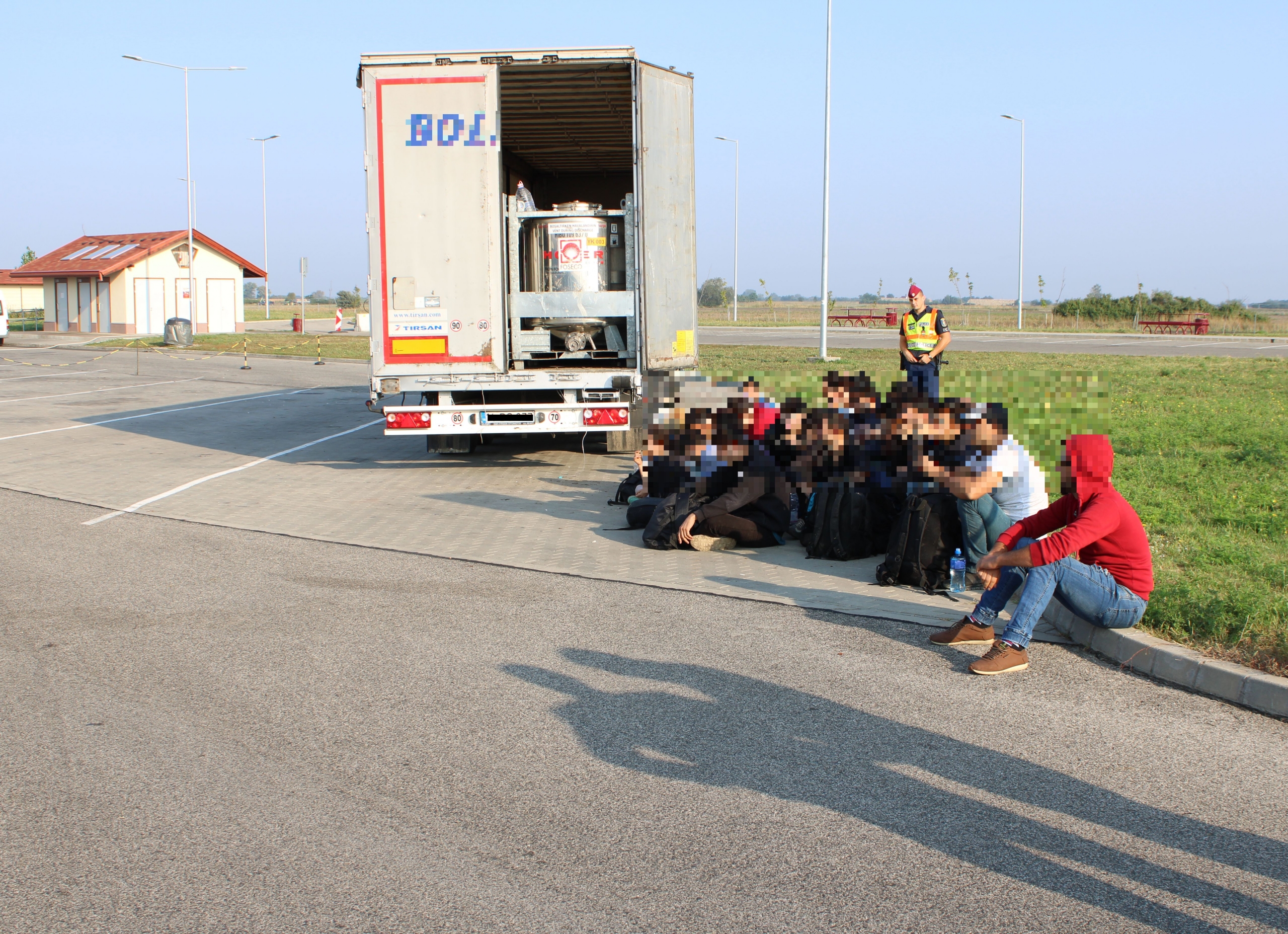 34 migráns volt egy török kamionban