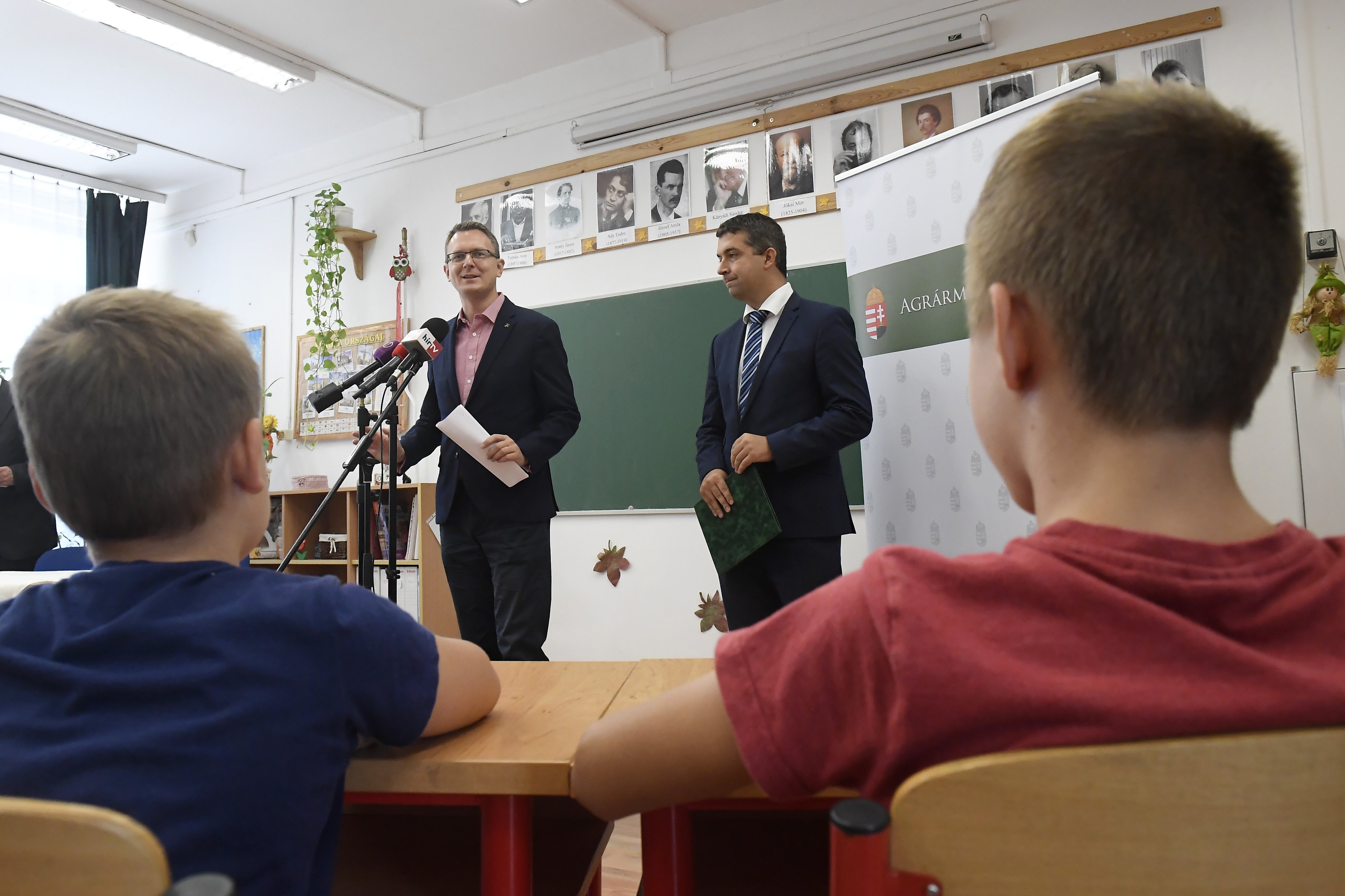Rétvári szerint kiemelt cél, hogy az év végéig minden magyar iskolában legyen wifi