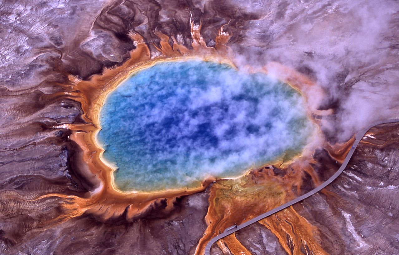 Hőforrás a Yellowstone Nemzeti Parkban. A Földön extrém élőhelyeken is virágzik az élet. Forrás: Wikipedia/Jim Peaco, National Park Service