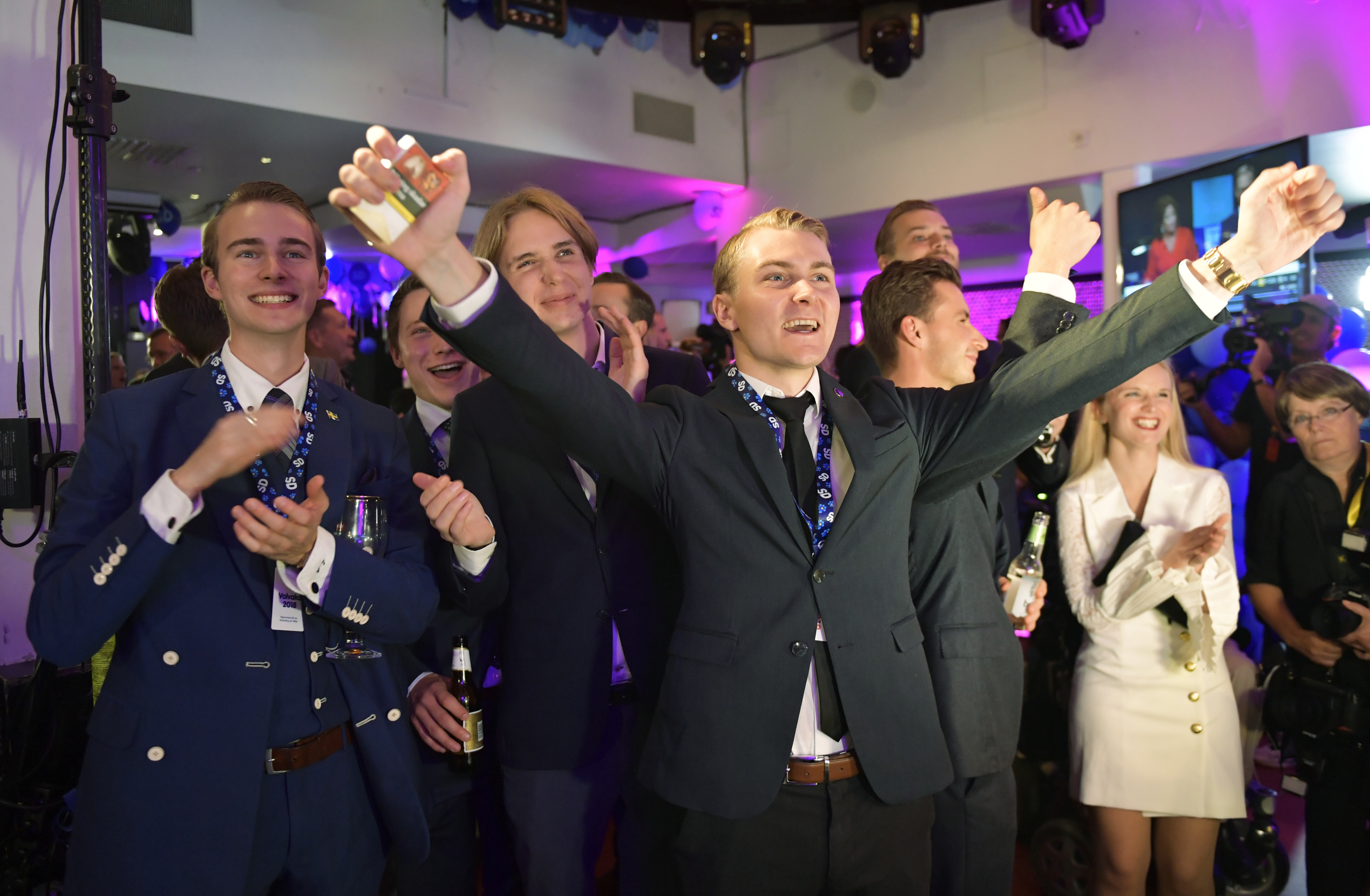 A két nagy svéd párt kicsit gyengült, de elmaradt a szélsőjobboldal áttörése