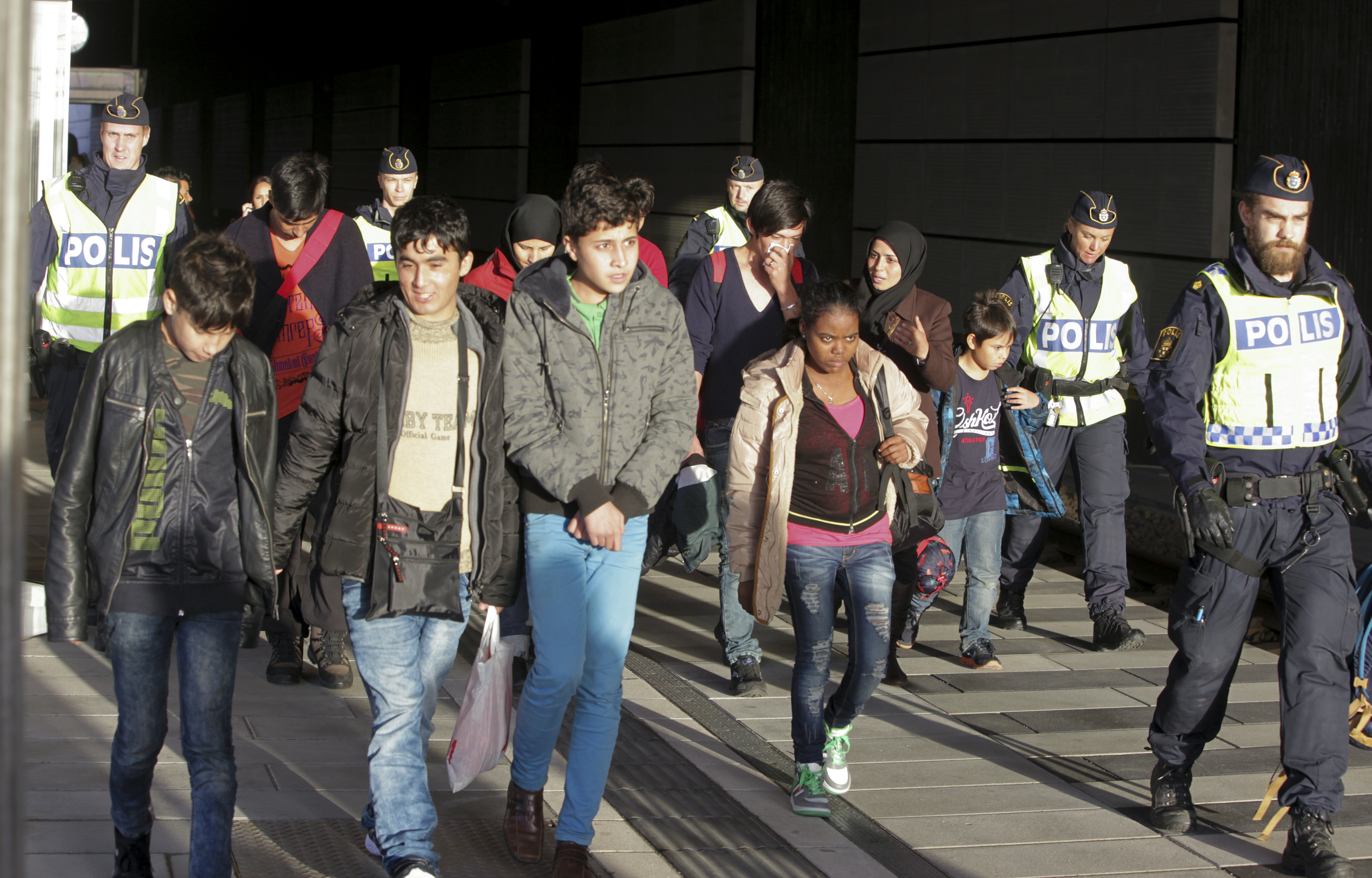 Bevándorlók érkeznek Malmőbe Dánia felől 2015-ben