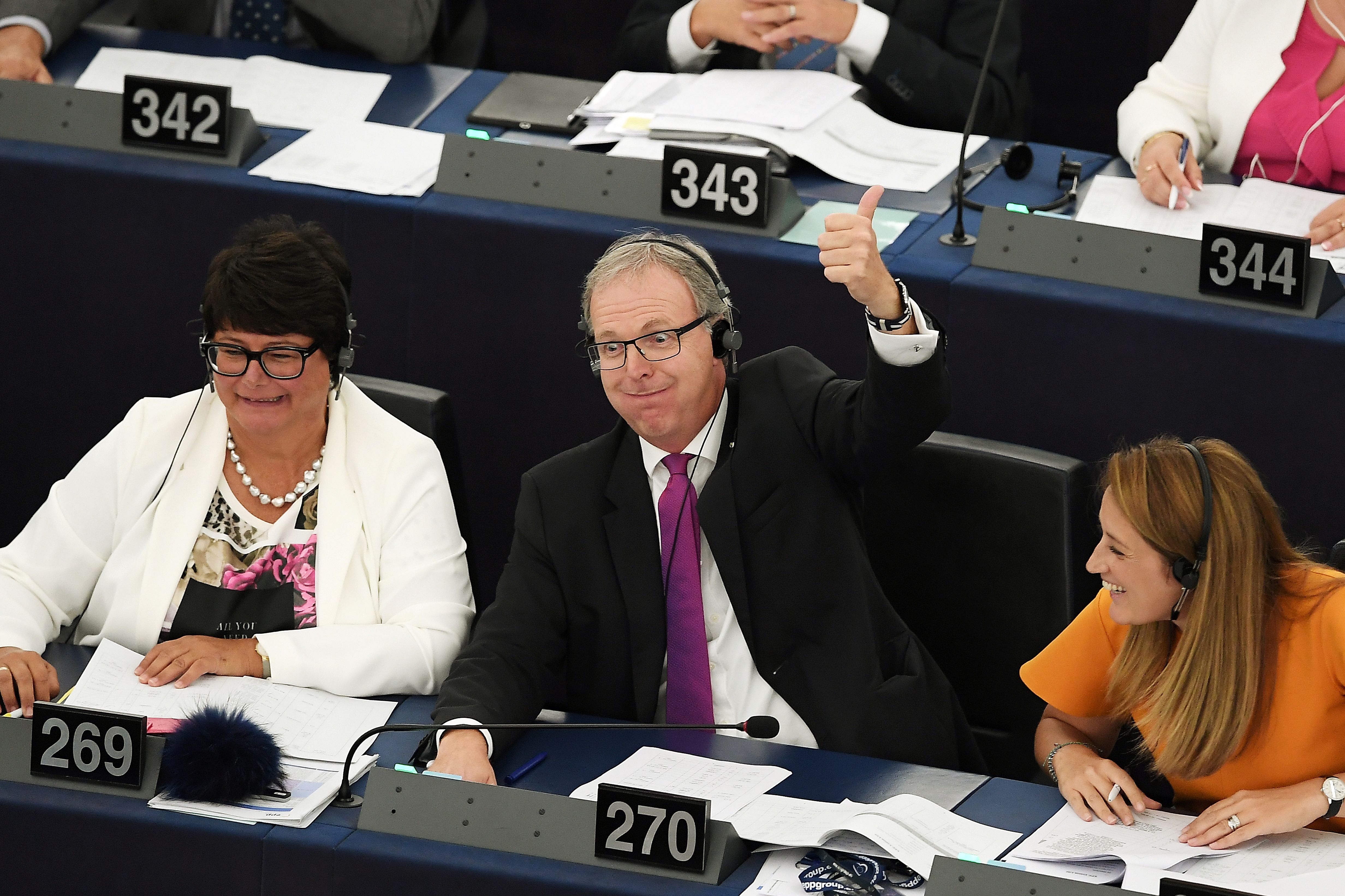 Axel Voss (középen) öröme, miután az Európai Parlament megszavazta a jelentését