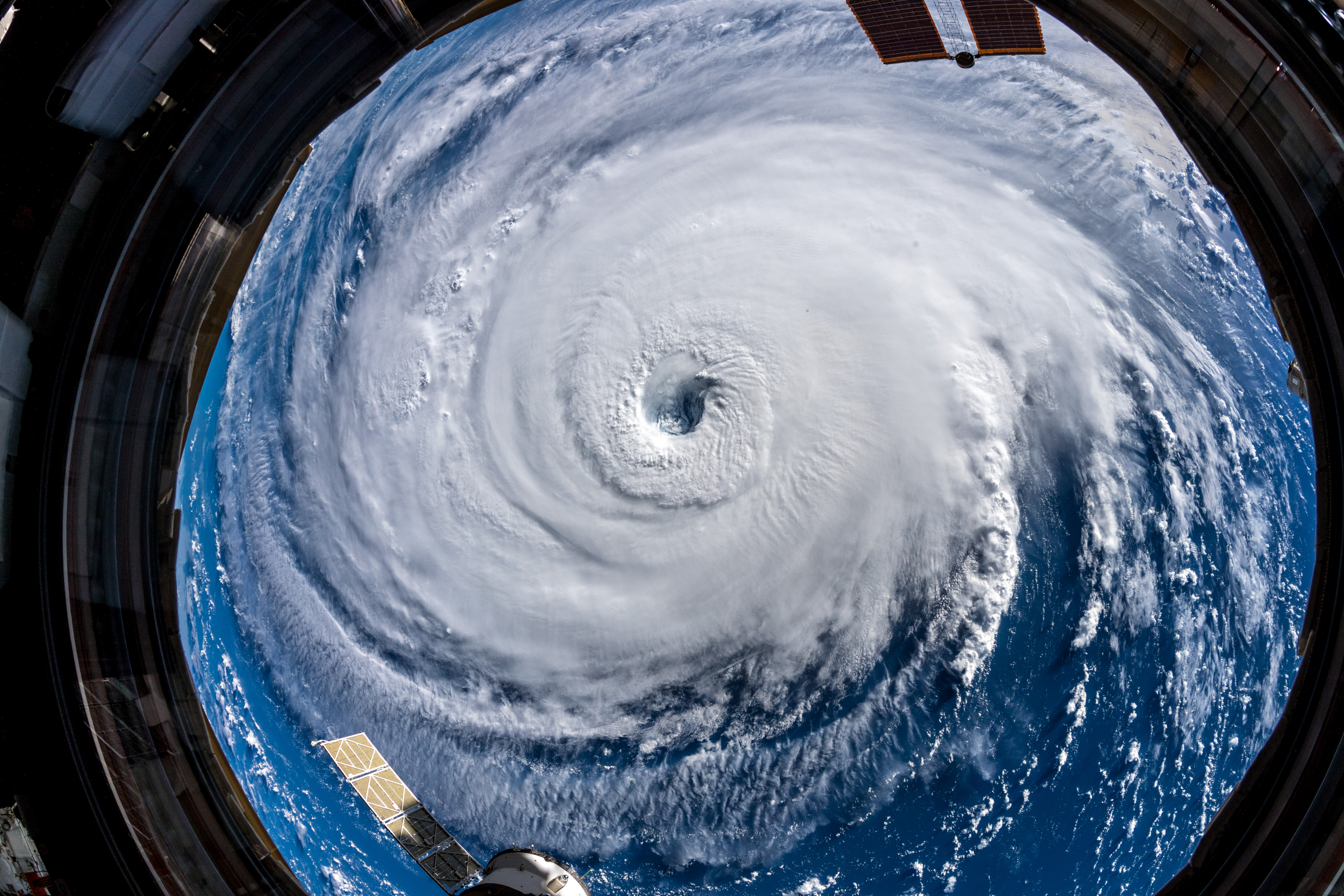 Most érte el a Florence hurrikán az USA partjait, egymillió embert evakuáltak