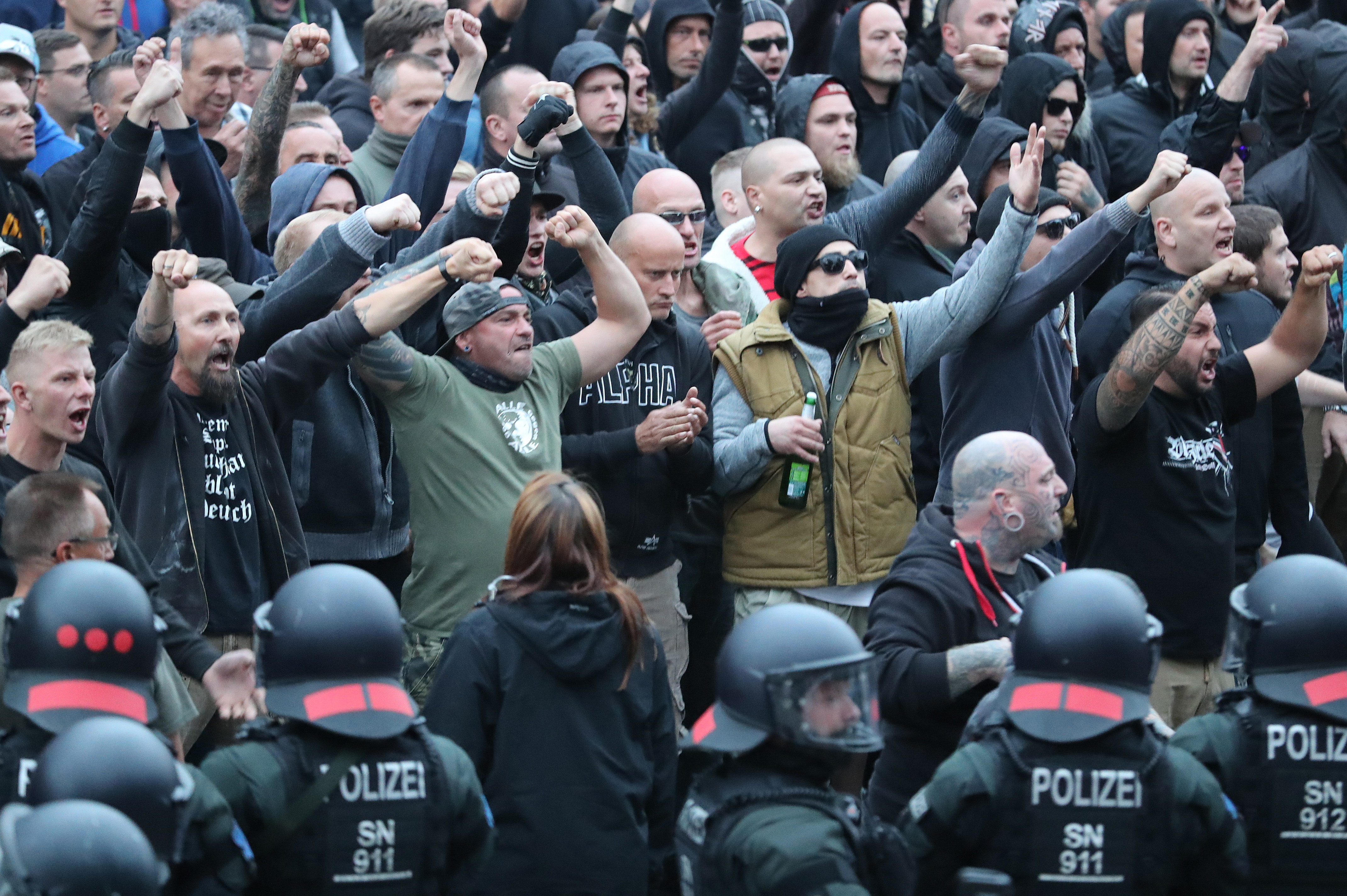Náci karlendítés miatt ítéltek el egy chemnitzi tüntetőt