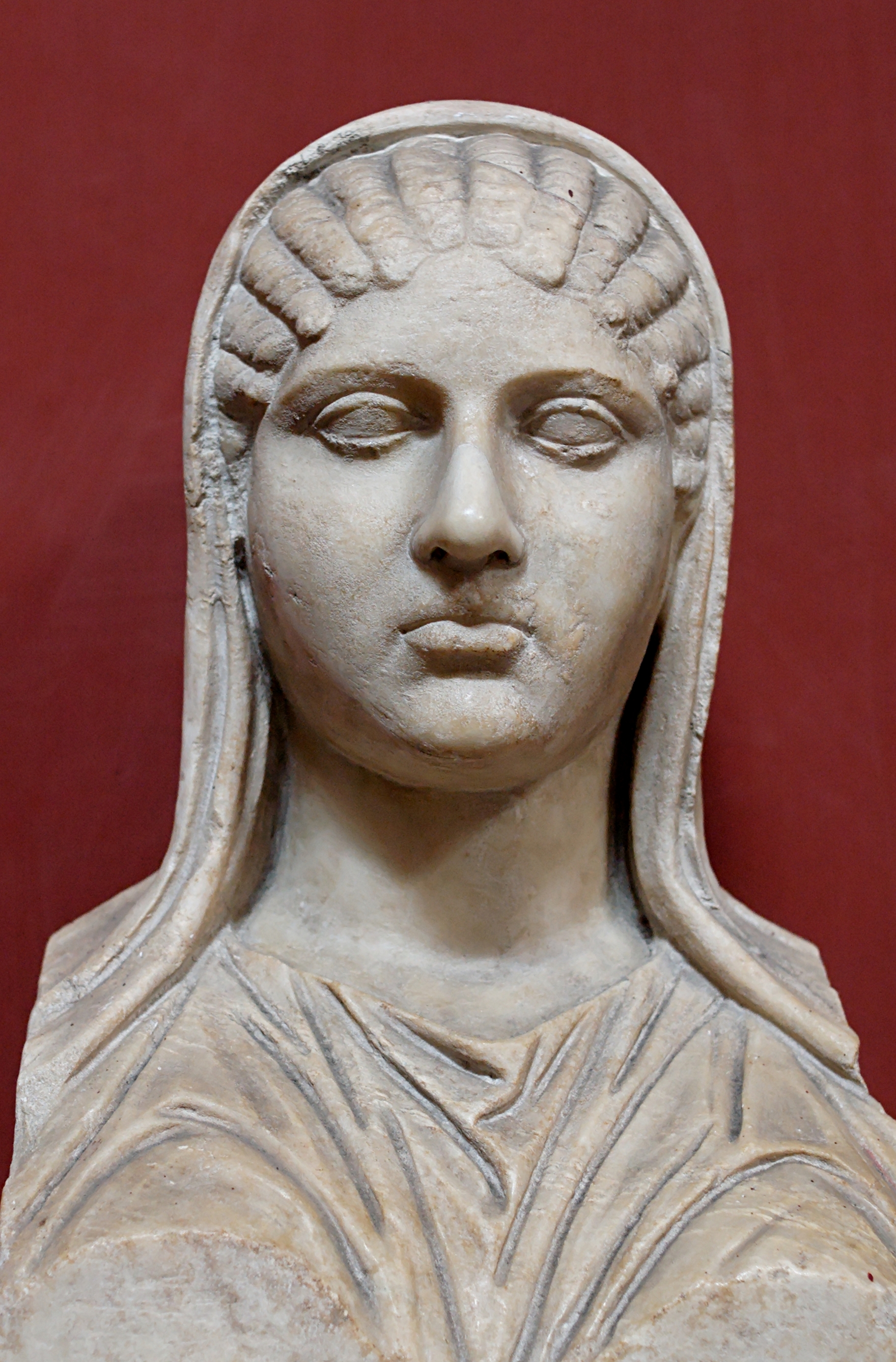 Aszpászia mint oszlopfő a Vatikáni Múzeumban. Az 1777-ben felfedezett szobor valószínűleg az eredeti, i. e. 5. századi síremlék római másolata.
