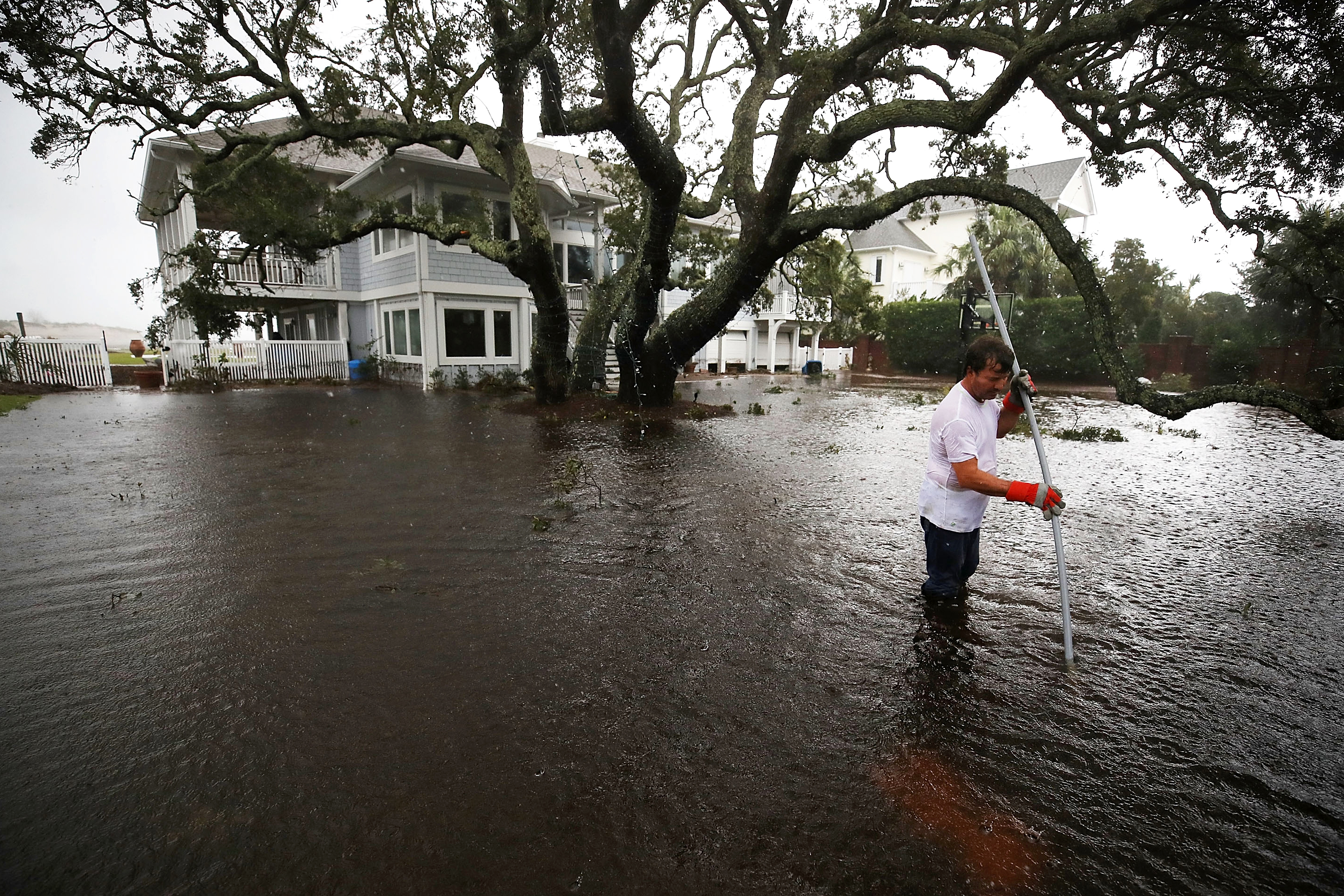 Húszmilliárd köbméter eső már lezúdult a Karolinákra