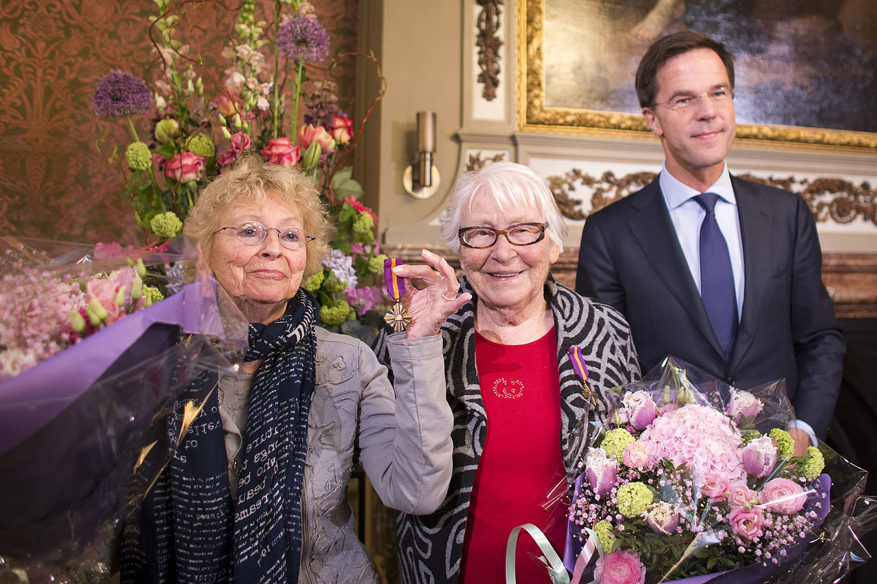 Freddie Dekker-Oversteegen, Truus Menger-Oversteegen és Mark Rutte miniszterelnök 2014-ben