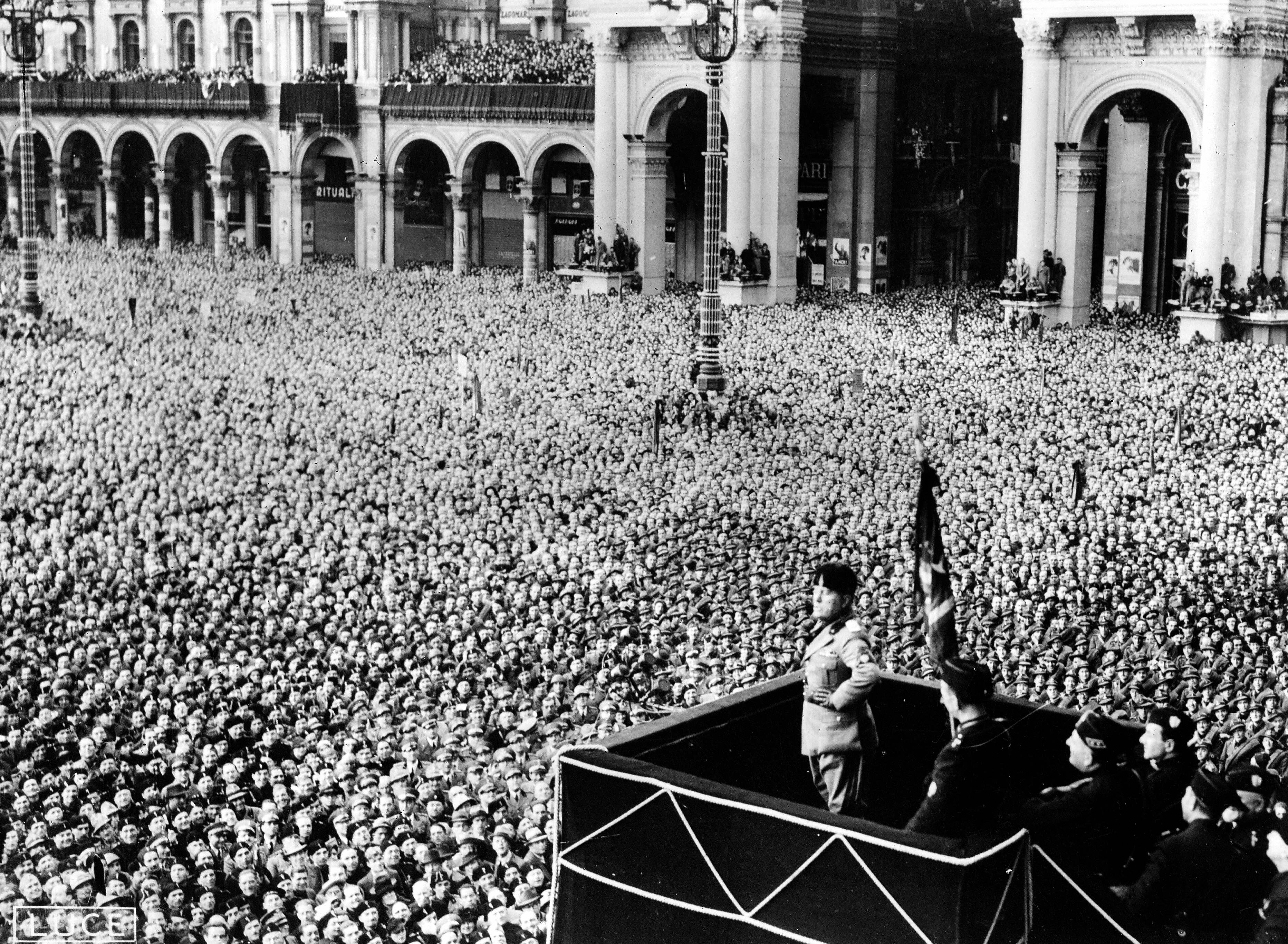 Mussolini a milánói dóm előtt