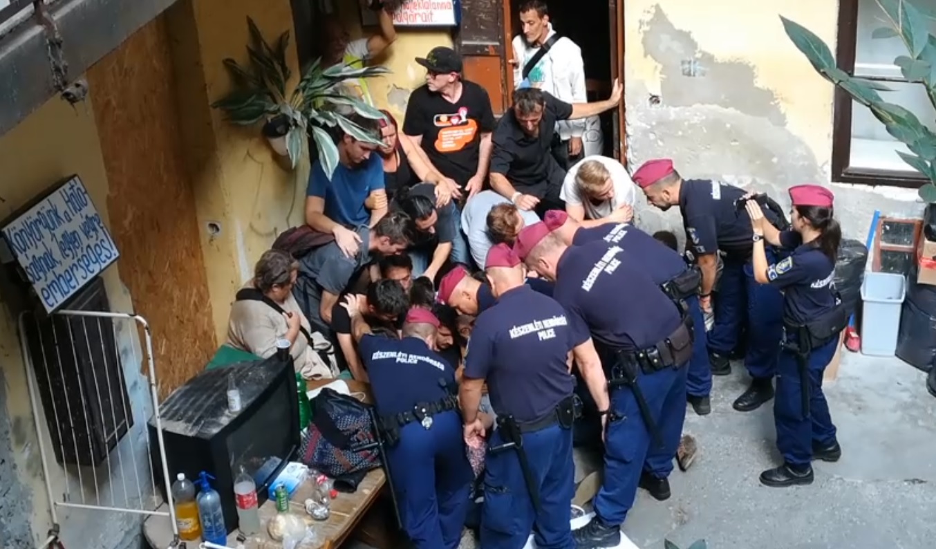 A Város Mindenkié élőlánccal akadályozta, hogy a készenléti rendőrség kilakoltasson egy ferencvárosi családot