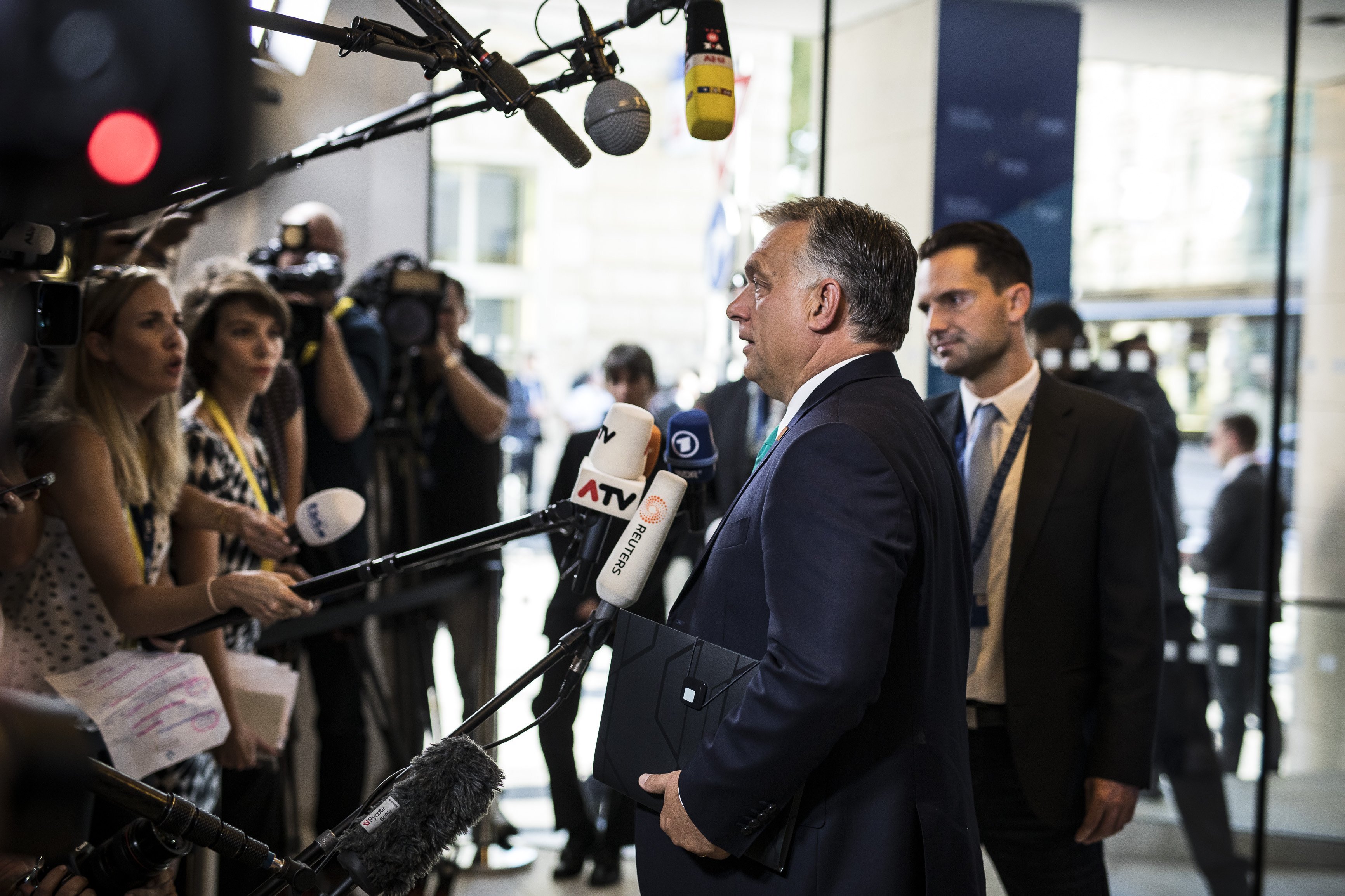 Uniós csúcs Salzburgban: Orbán határokról, Weber a magyar jogállamiságról beszélgetne