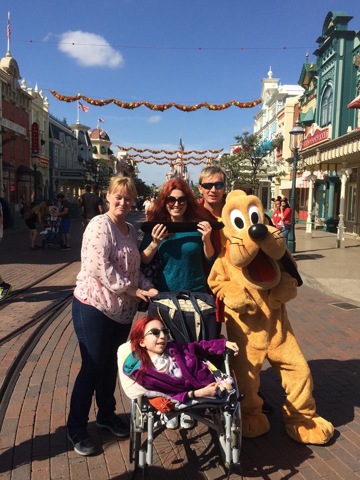 Sikerült a Nagy Terv, a gyógyíthatatlan beteg magyar kislány eljutott Disneylandbe