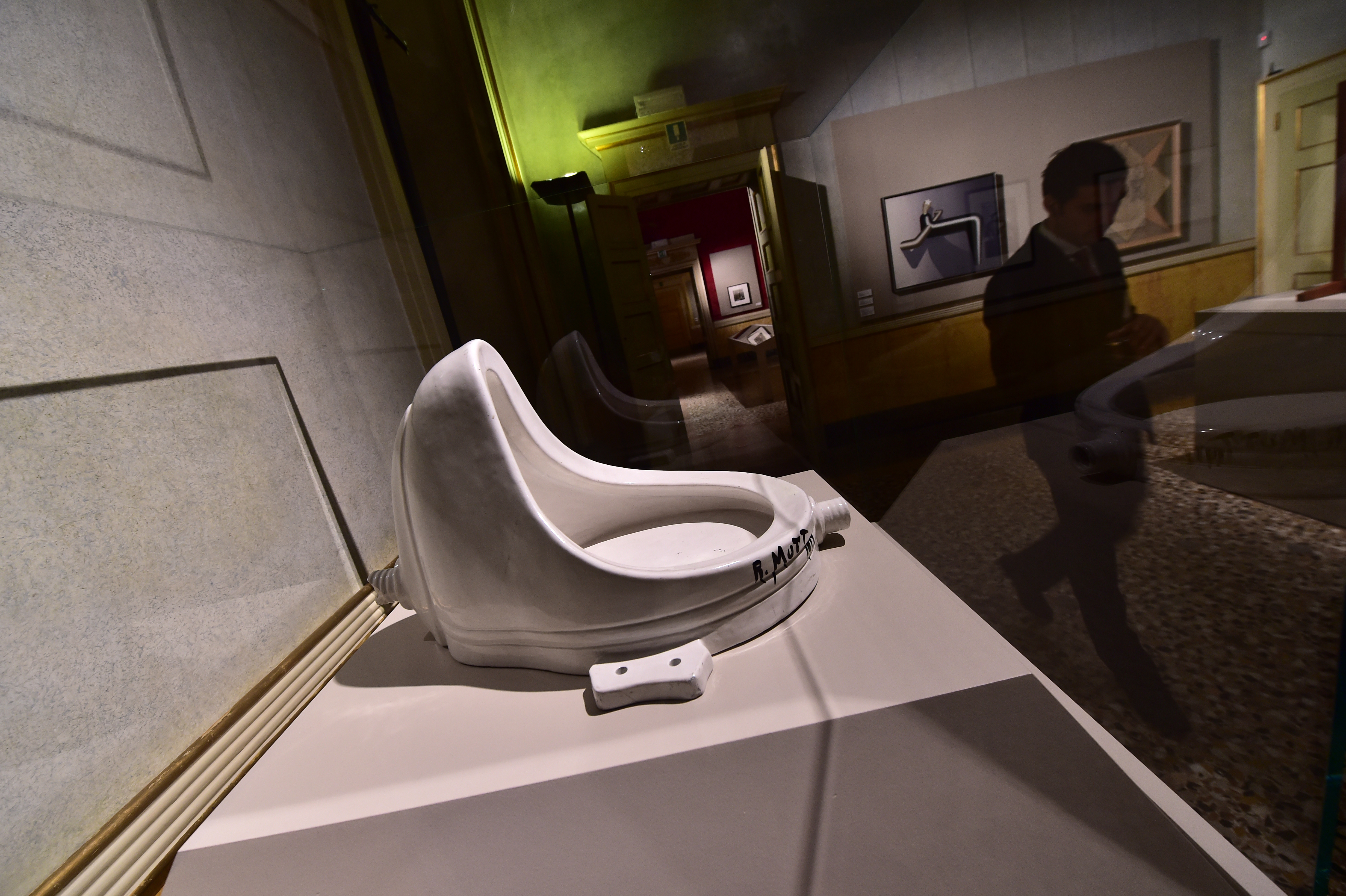 Marcel Duchamp 1917-es munkája, a Szökőkút (Fontaine) 2015-ben Milánóban