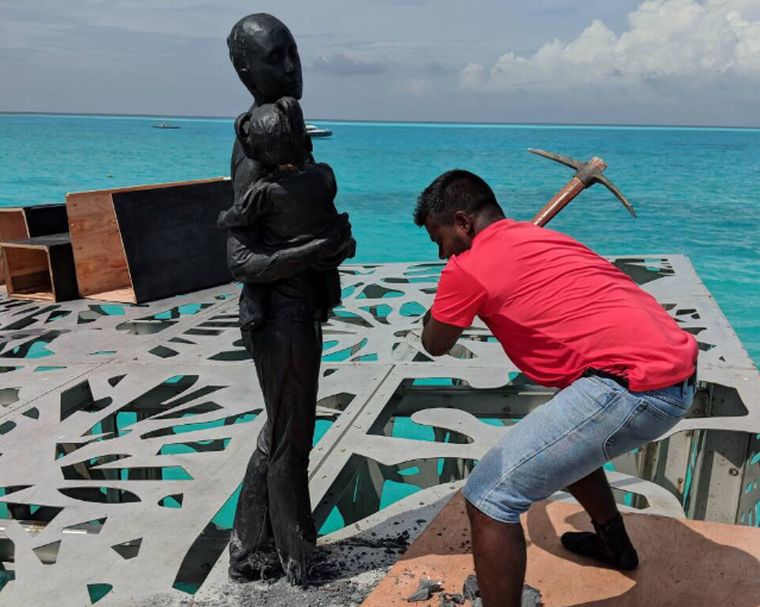Emberábrázolás miatt megsemmisítették Jason deCaires Taylor szobrát a Maldív-szigeteken