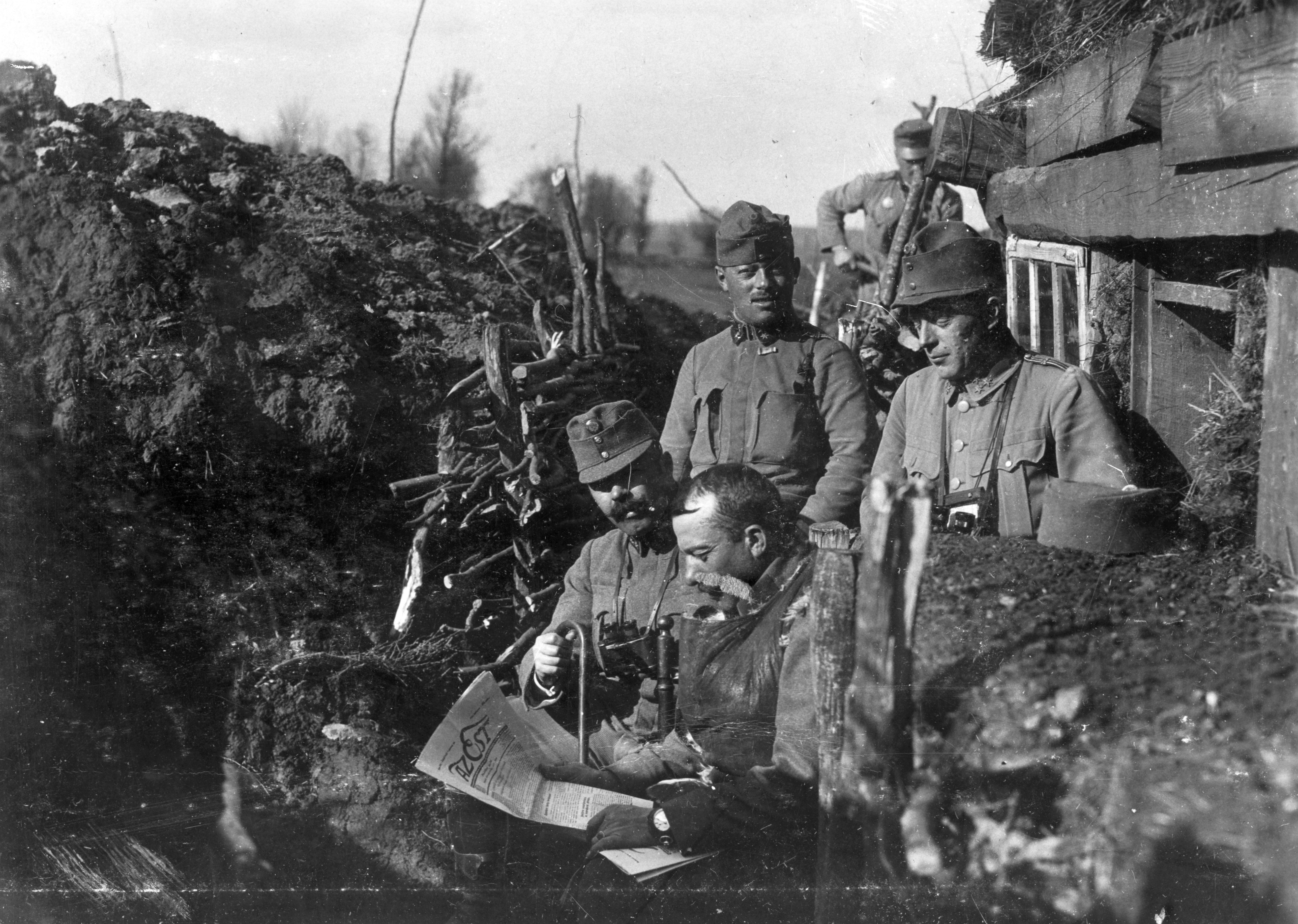 Az Estet böngésző magyar bakák az első világháborús fronton