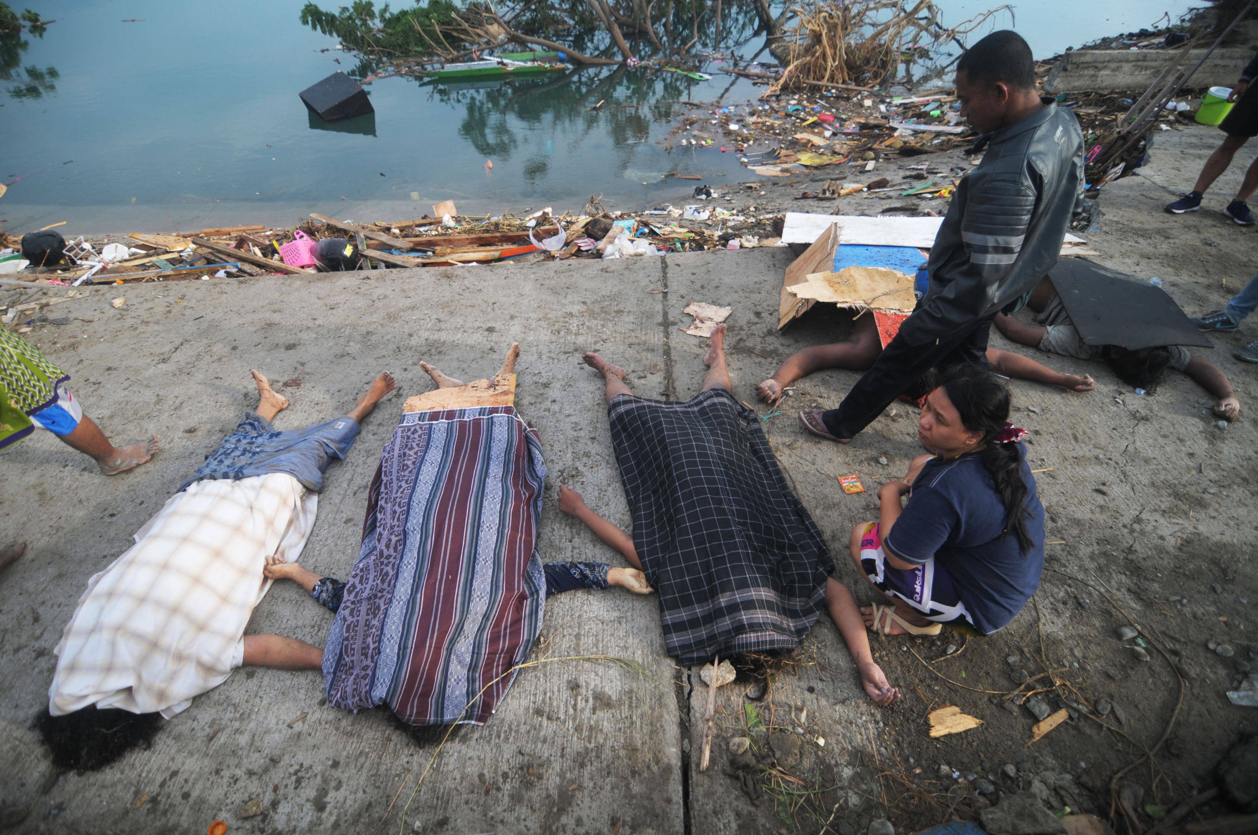 Már legalább 832 halottja van a palui cunaminak, és még további áldozatokra számítanak