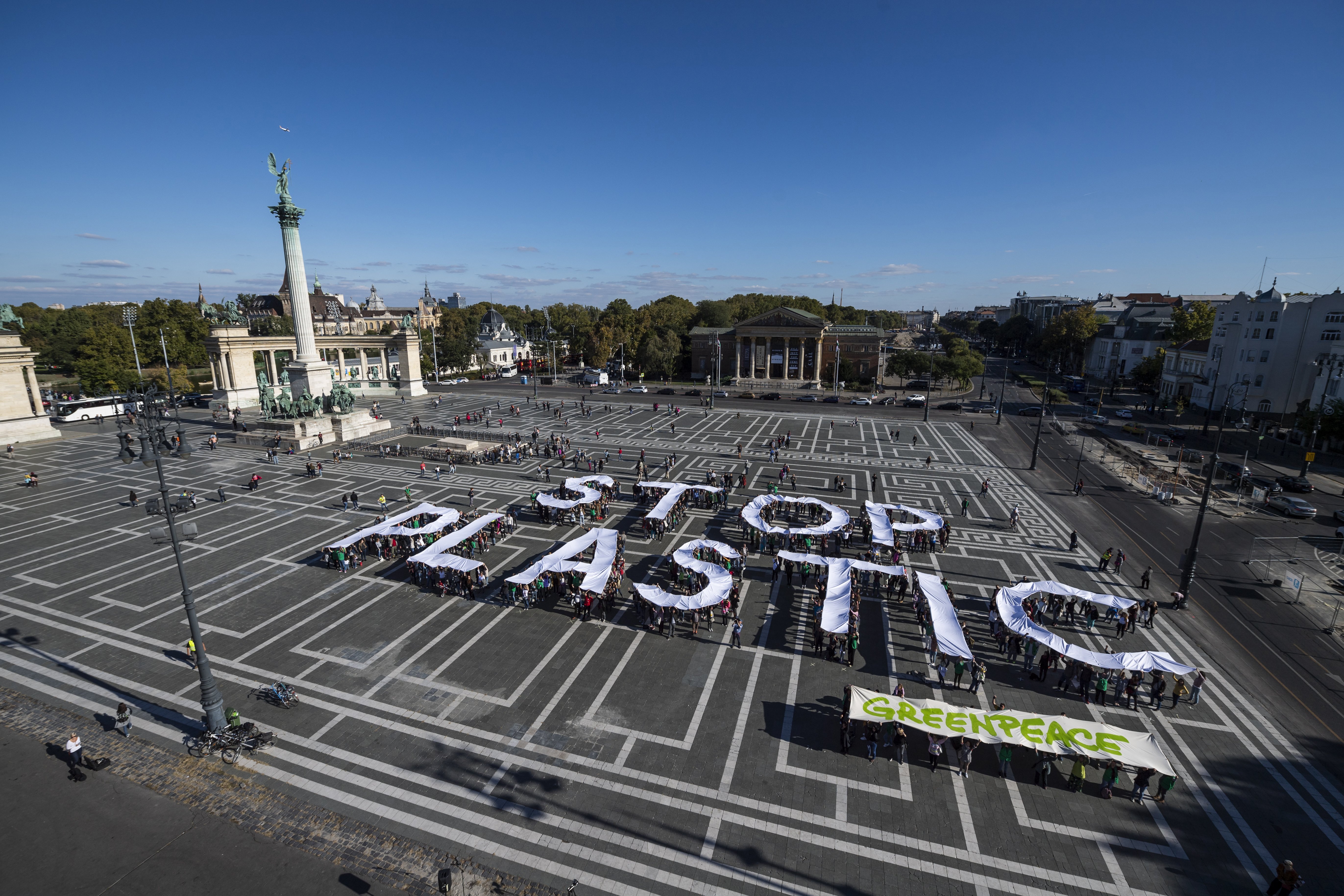 Nagyméretű „Stop plastic” feliratot tartanak fel a Greenpeace Magyarország demonstrációjának résztvevői a fővárosi Hősök terén 2018. szeptember 30-án. A tüntetést az eldobható műanyag szatyrok betiltásáért rendezték.