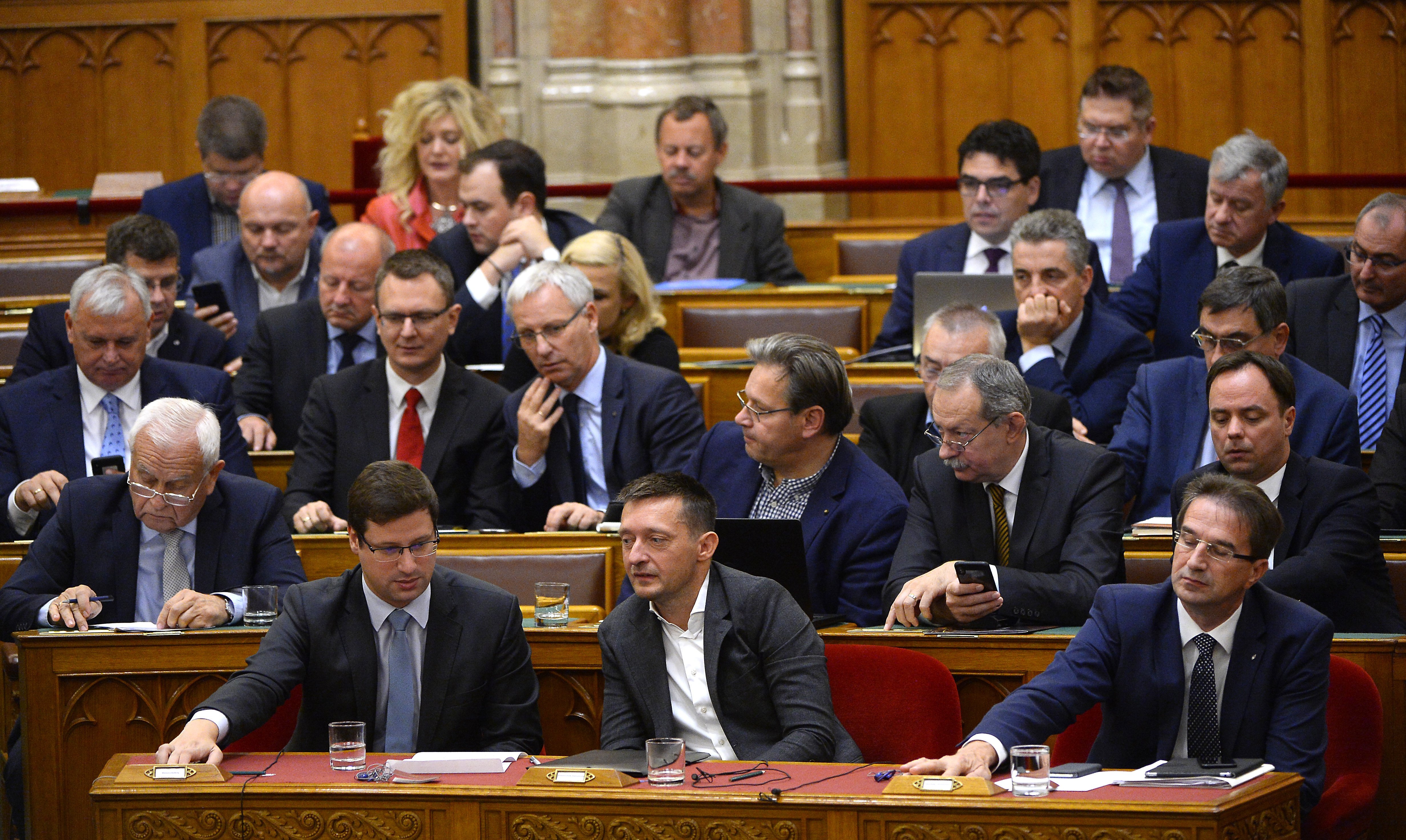 A teljes ellenzék kivonult a parlamenti ülésről