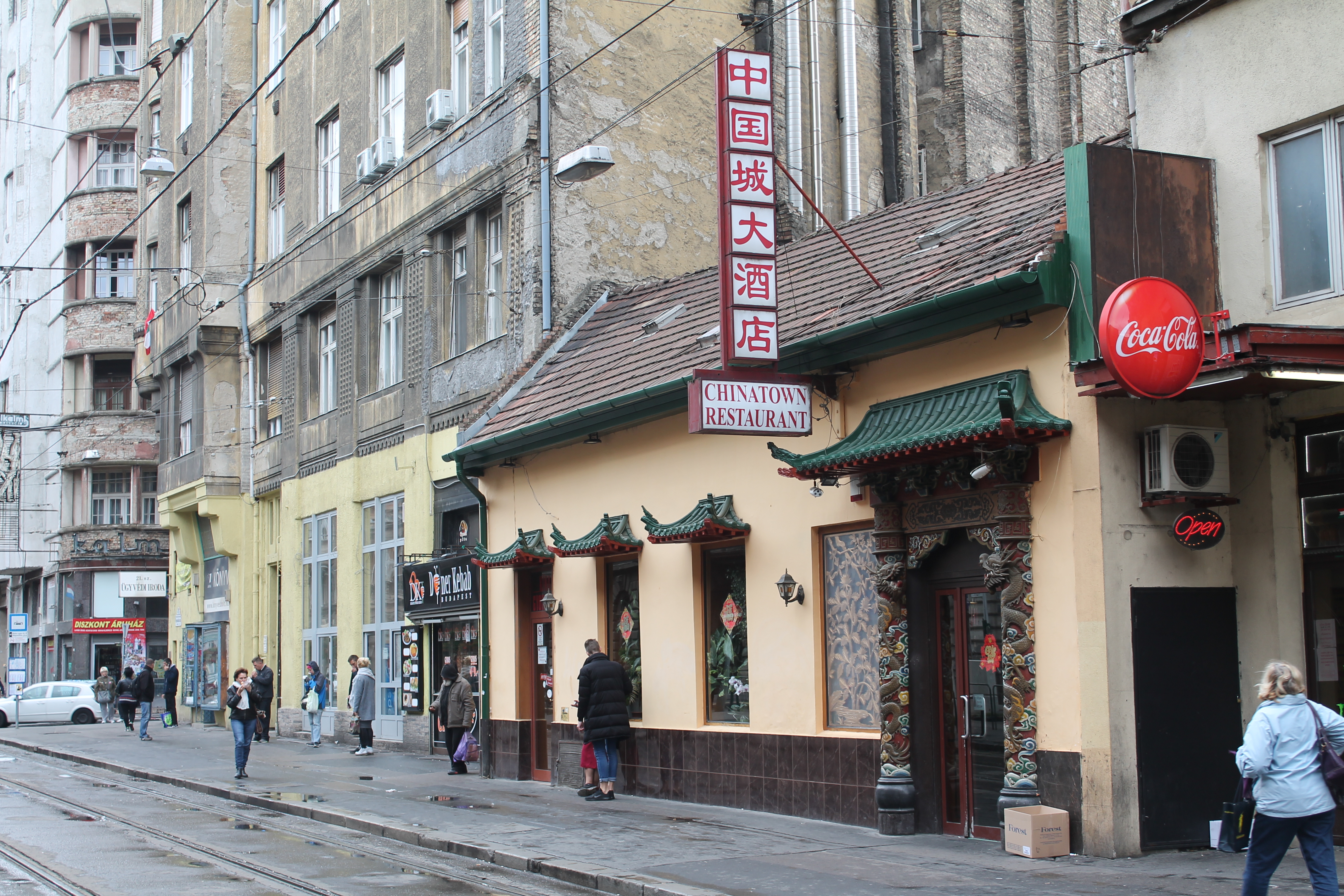 Török és kínai étterem egymás mellett a Népszínház utca elején