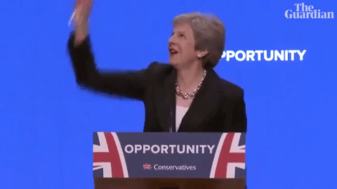 Theresa May bebizonyította, hogy pont úgy táncol, mint amilyen politikus
