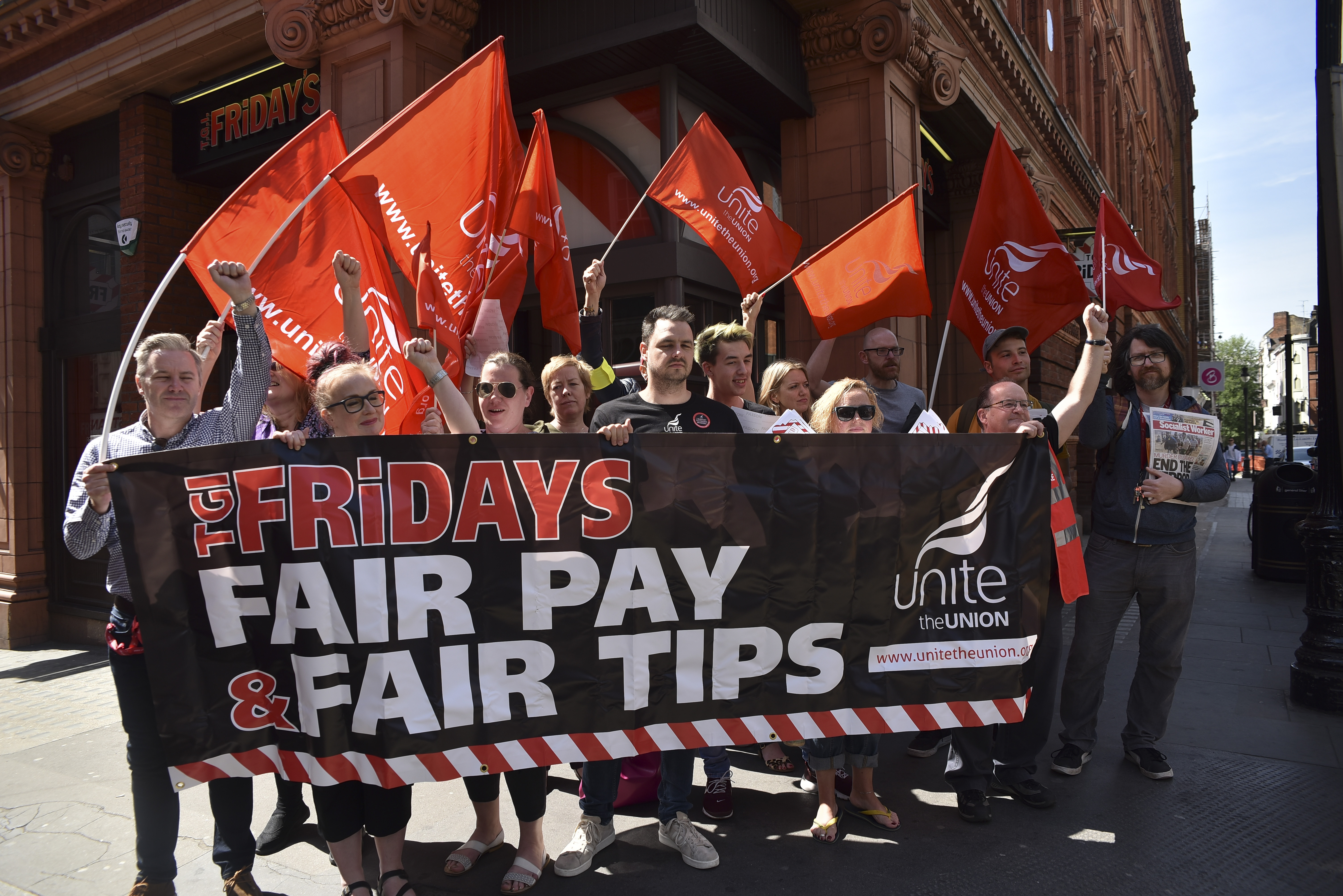Megalázóan alacsony bérük miatt nemzetközi sztrájkba kezdtek a gyorséttermi dolgozók