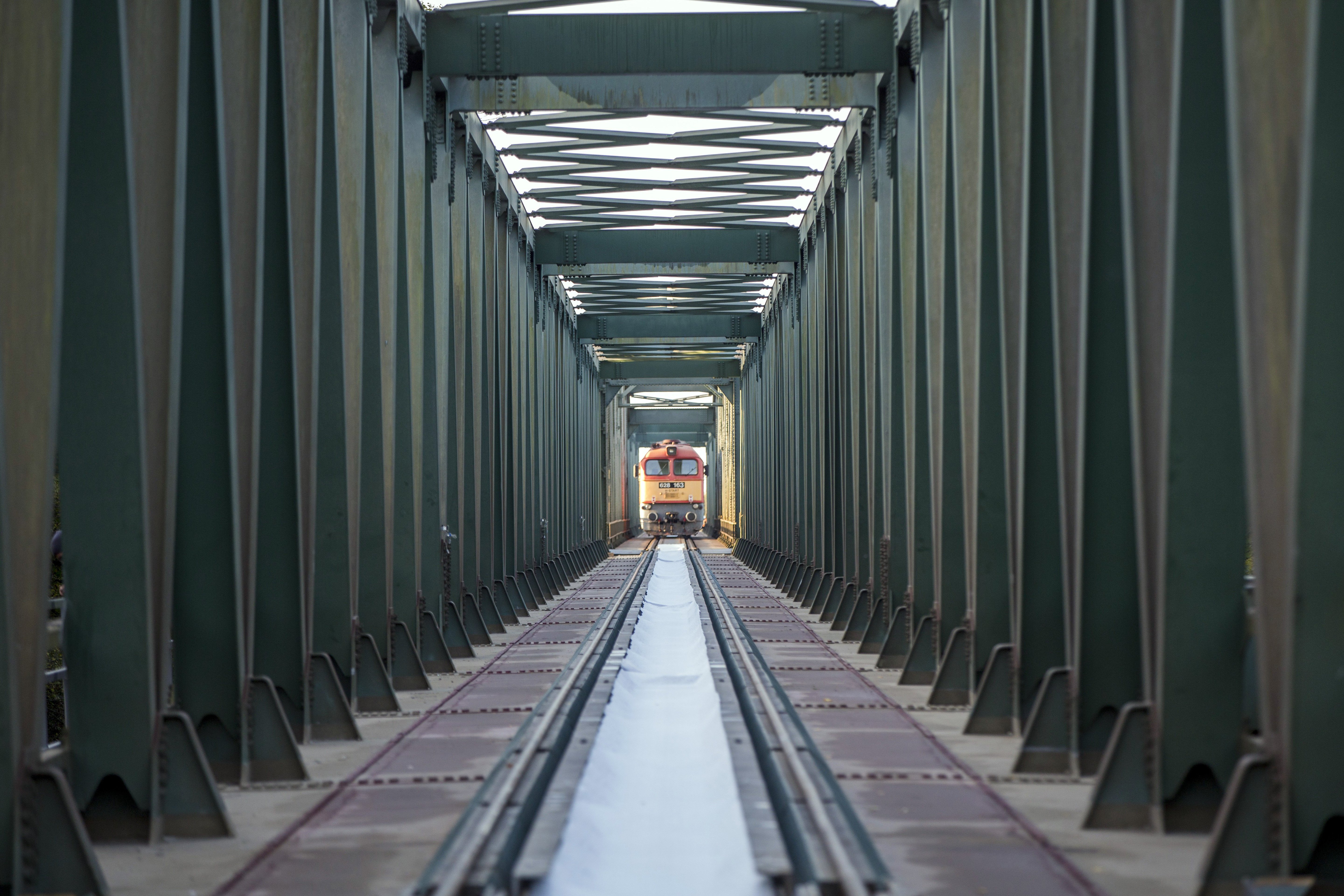 A MÁV új, emeletes vonatai nem férnek be az alagutakba