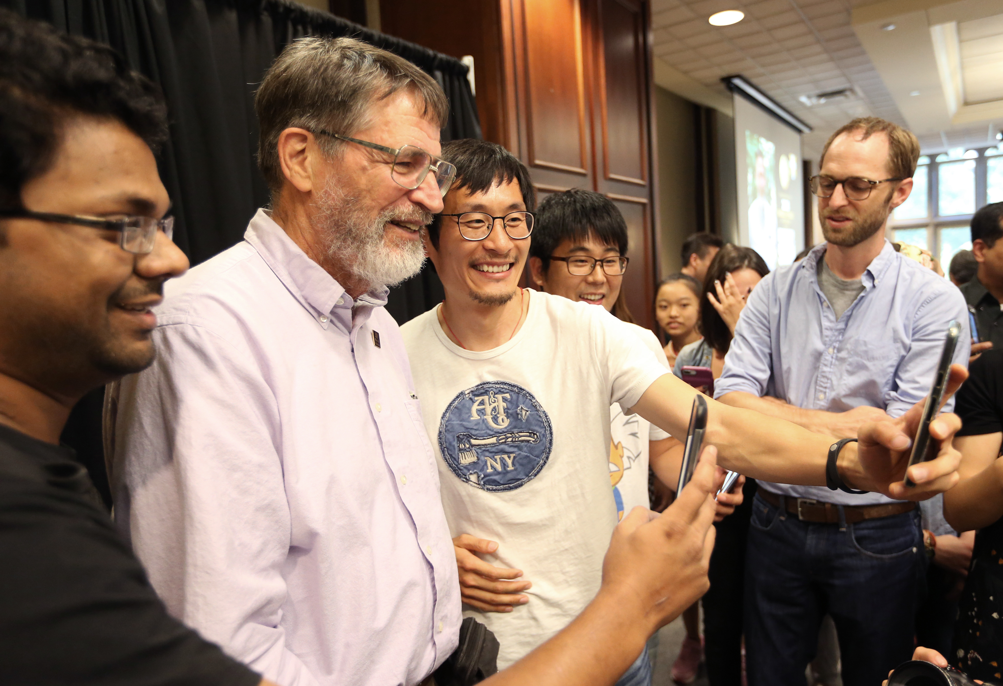 A Missouri Egyetem hallgatói szelfiznek George P. Smith professzorral a Nobel-díj bejelentése után