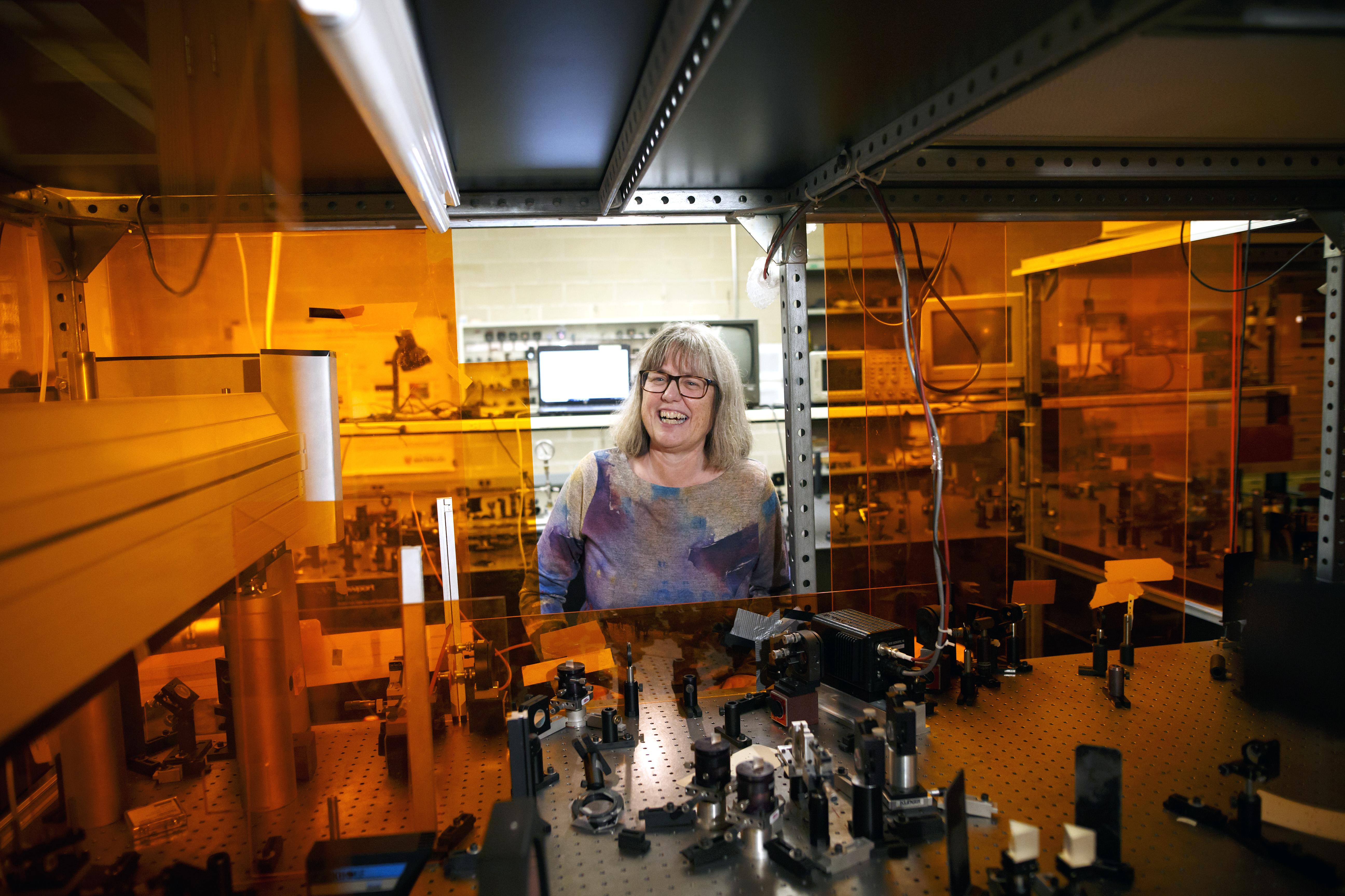 Donna Strickland a Waterloo Egyetemen található laborjában